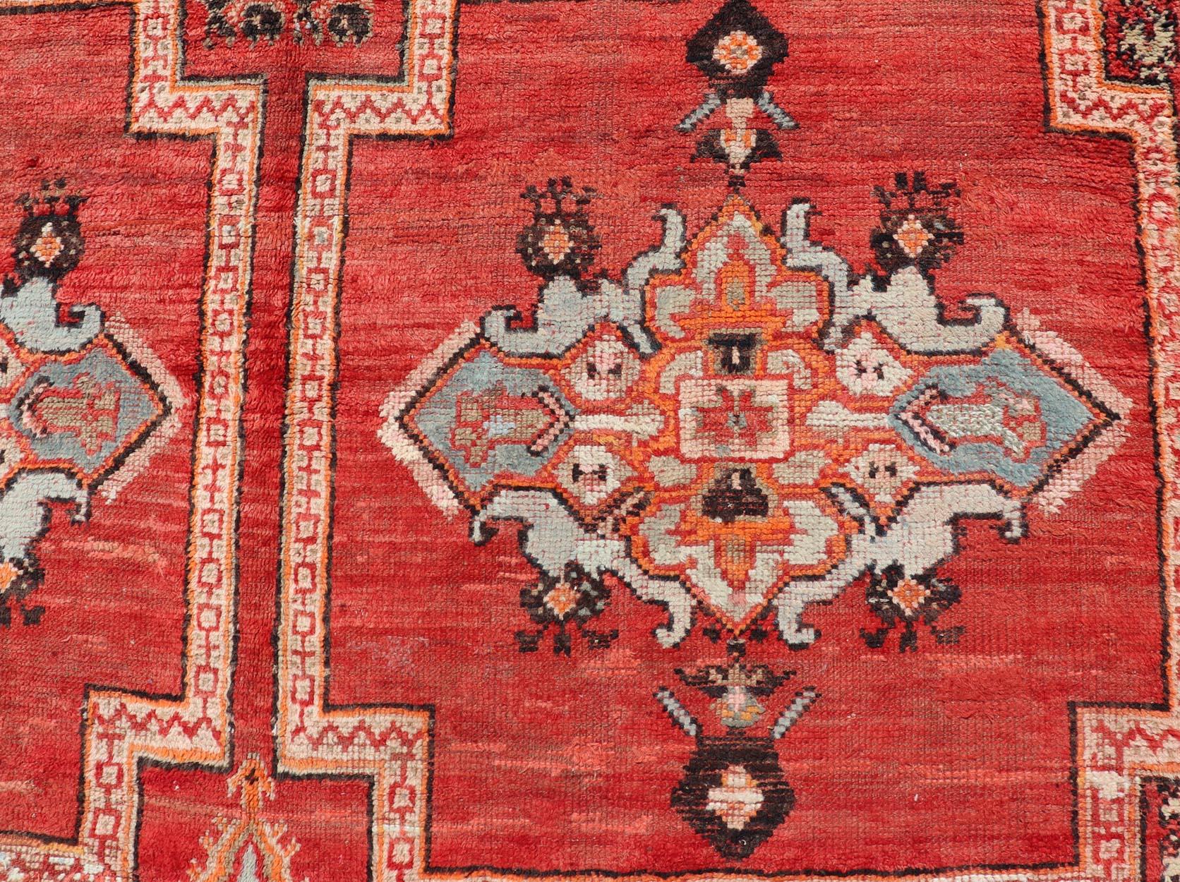 Metà XX secolo Grande tappeto marocchino d'epoca (a) Gallery con disegno tribale in rosso, arancione  6'4 x 15'8 in vendita