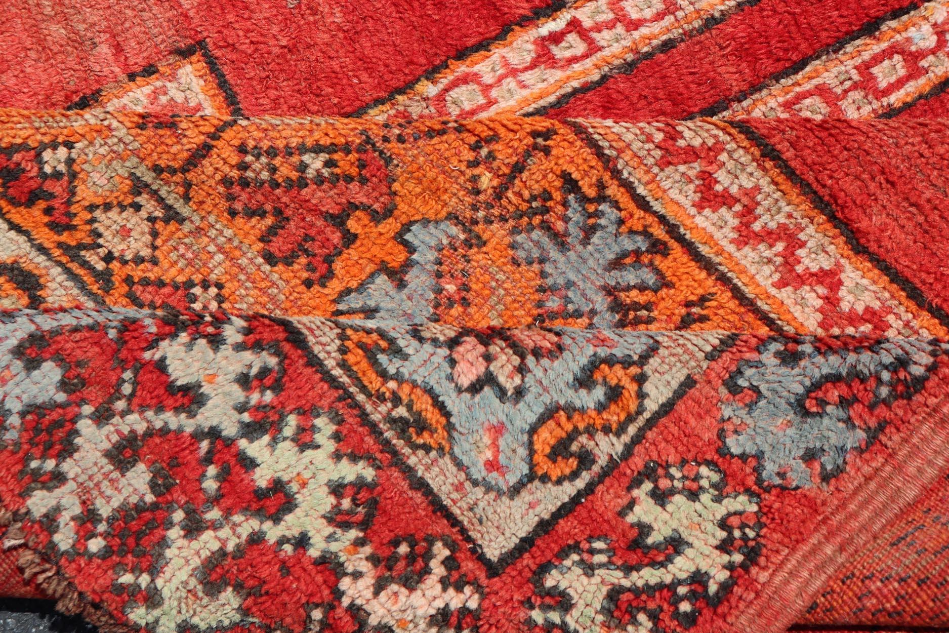 Grande tappeto marocchino d'epoca (a) Gallery con disegno tribale in rosso, arancione  6'4 x 15'8 in vendita 1