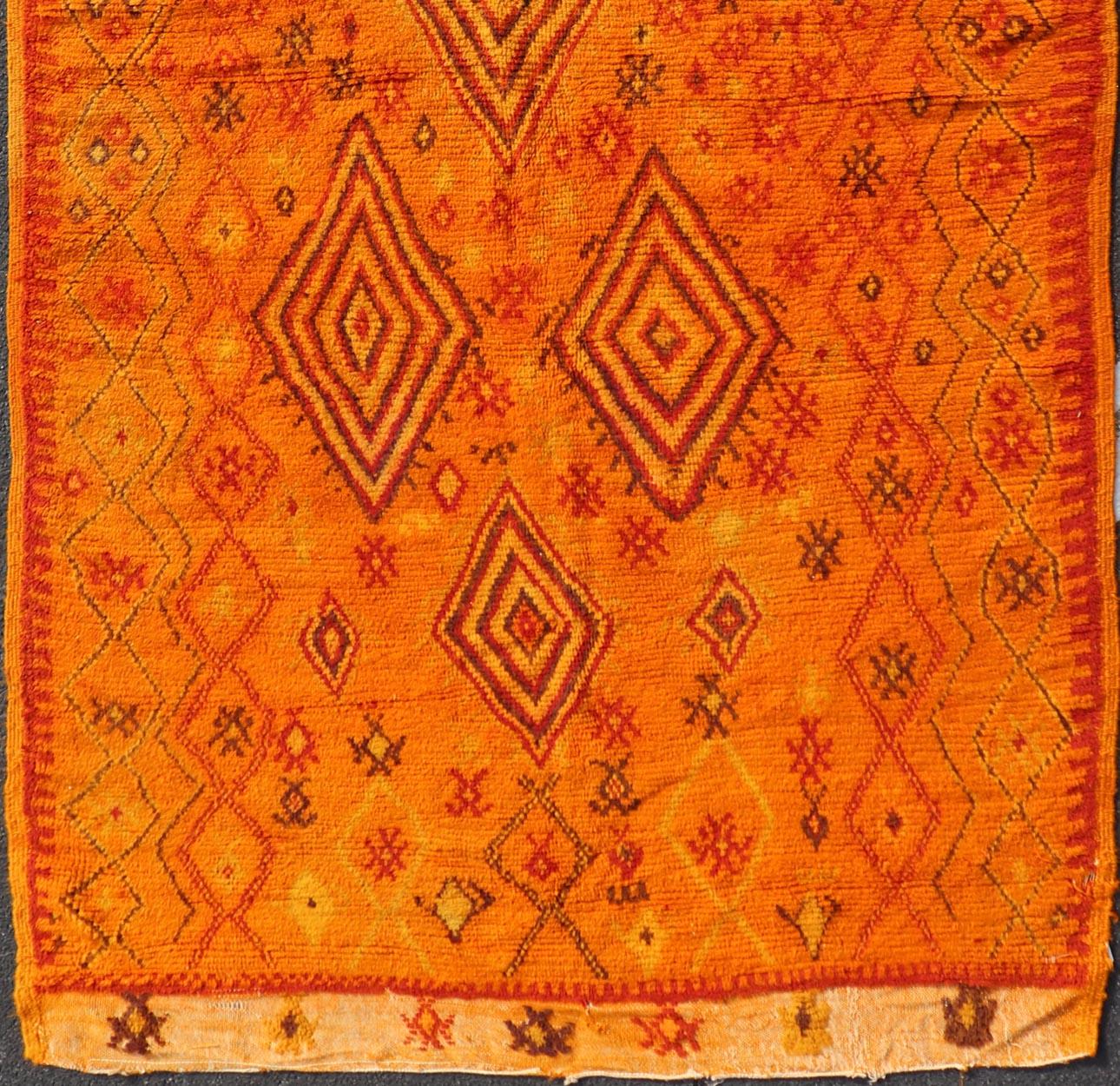 Marokkanischer Galerieteppich im Vintage-Stil mit Stammesmuster von Keivan Woven Arts  im Angebot 4