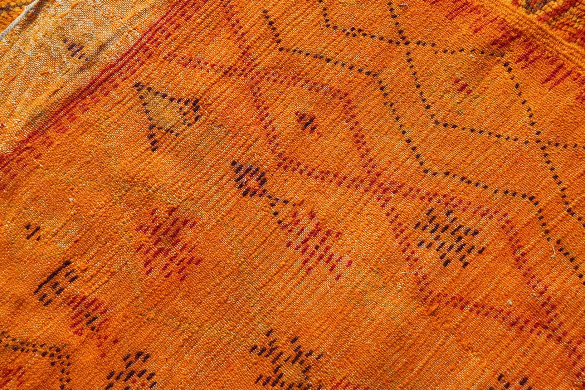 Marokkanischer Galerieteppich im Vintage-Stil mit Stammesmuster von Keivan Woven Arts  im Angebot 5