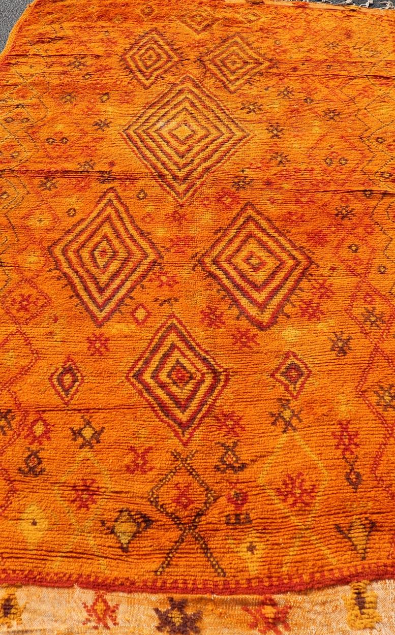Großer marokkanischer Vintage-Galerie-Teppich mit Stammesmotiv Keivan Woven Arts. 
Teppich X23-0311, Herkunftsland / Art: Marokko / Tribal, etwa Mitte 20. Jahrhundert.
Maße: 5'1 x 9'7 
Dieser prächtige marokkanische Vintage-Teppich aus der Mitte des