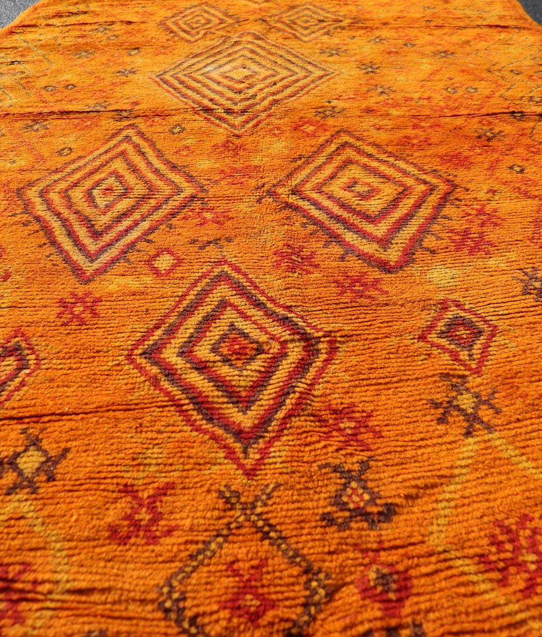 Marokkanischer Galerieteppich im Vintage-Stil mit Stammesmuster von Keivan Woven Arts  (Stammeskunst) im Angebot