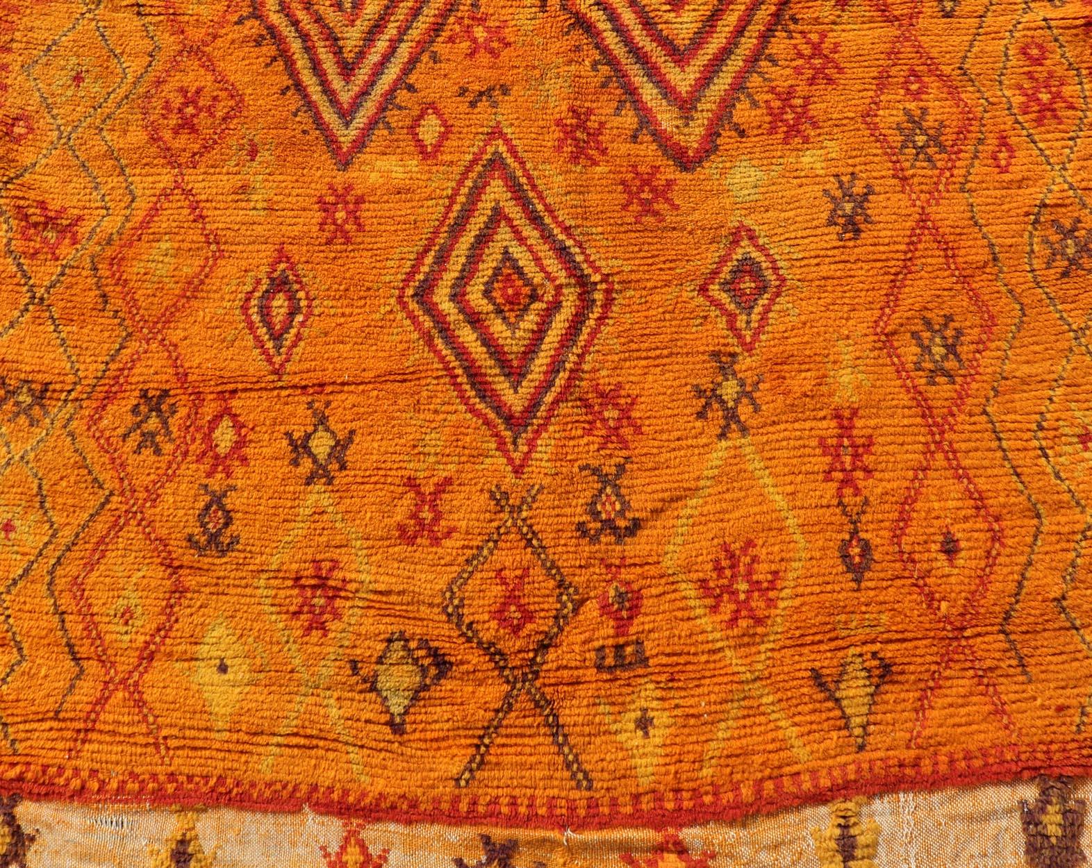 Marokkanischer Galerieteppich im Vintage-Stil mit Stammesmuster von Keivan Woven Arts  (Handgeknüpft) im Angebot