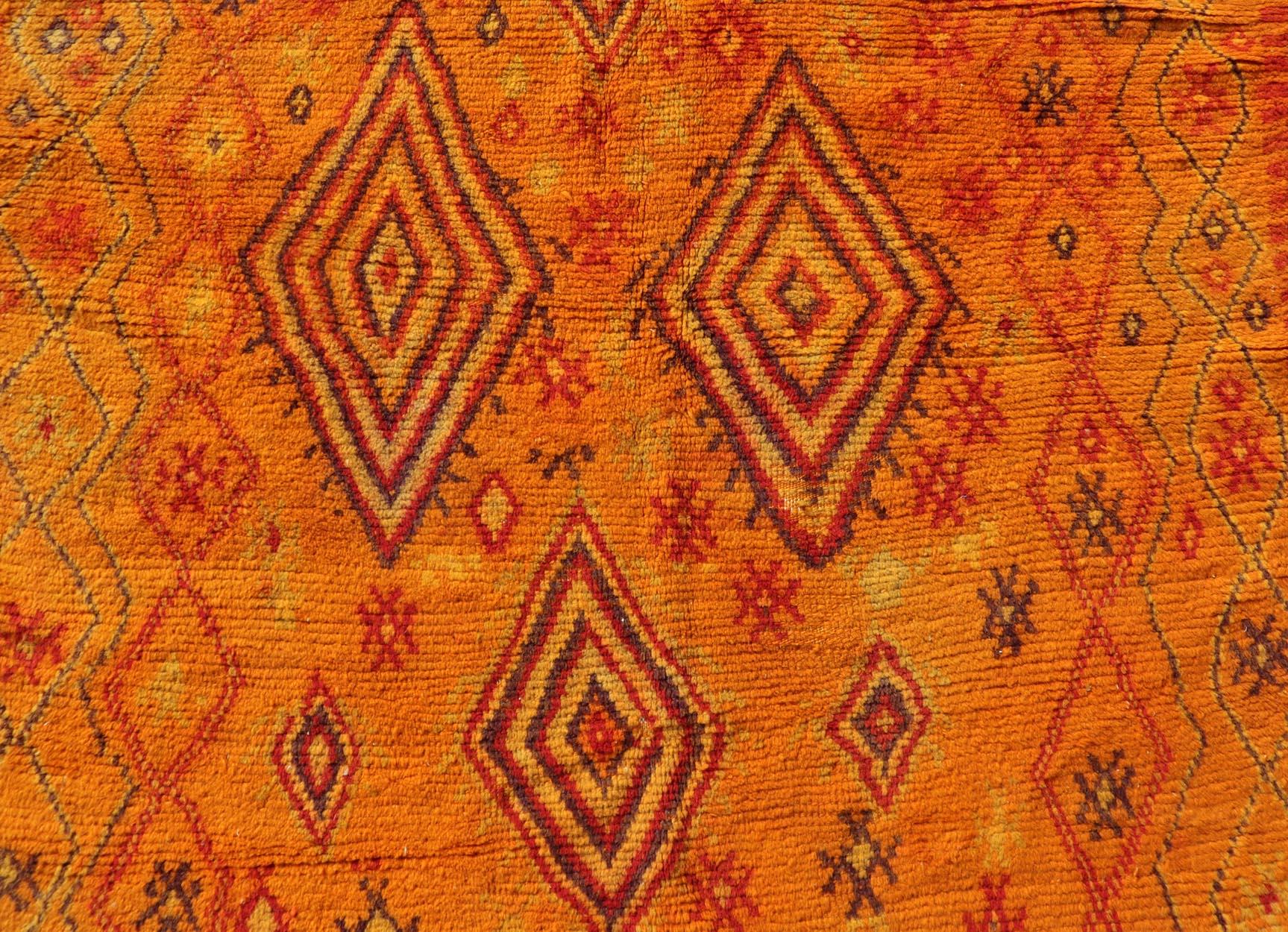 Marokkanischer Galerieteppich im Vintage-Stil mit Stammesmuster von Keivan Woven Arts  im Zustand „Relativ gut“ im Angebot in Atlanta, GA