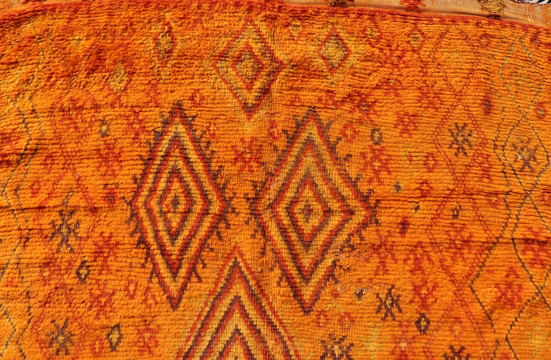 Marokkanischer Galerieteppich im Vintage-Stil mit Stammesmuster von Keivan Woven Arts  (20. Jahrhundert) im Angebot