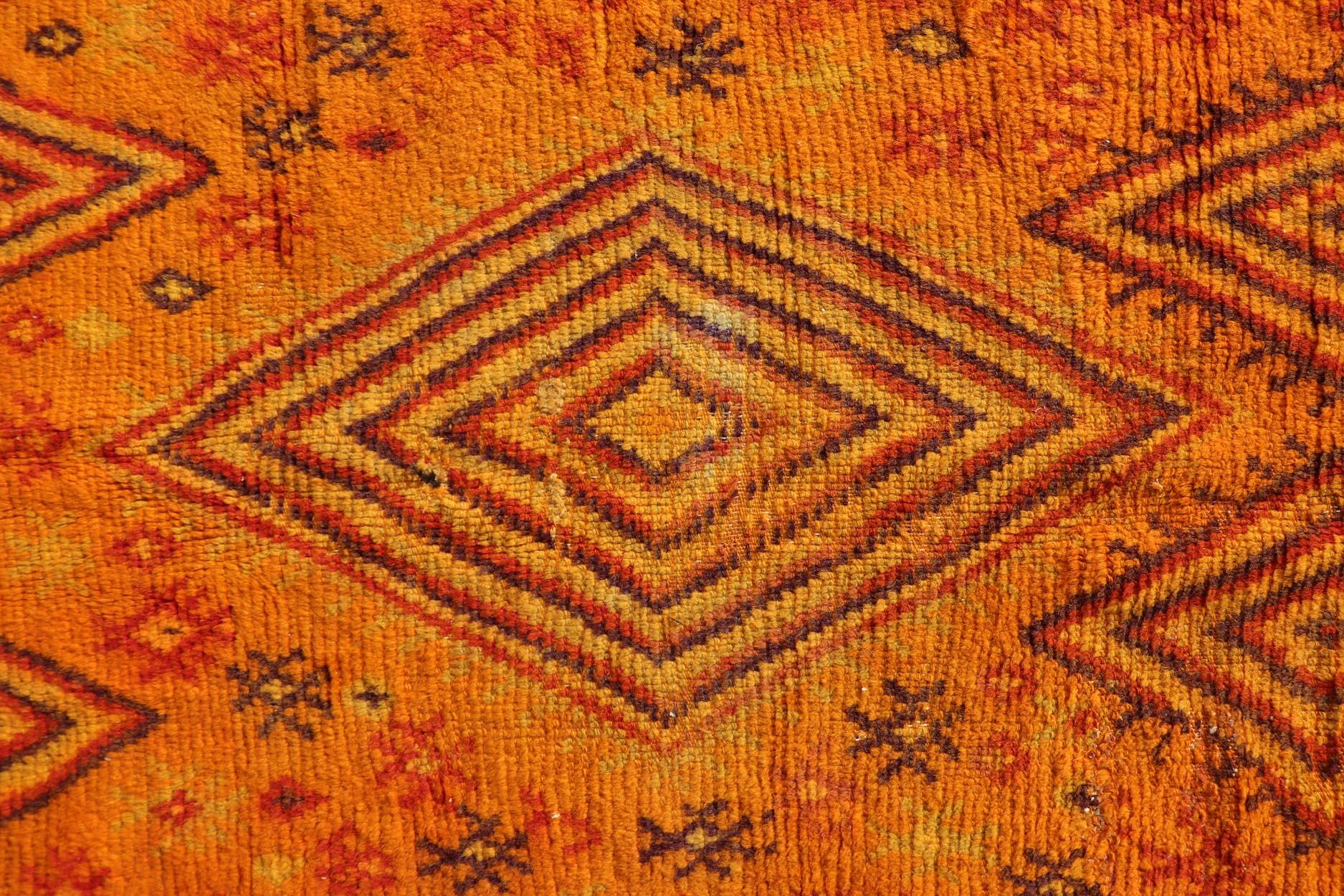 Marokkanischer Galerieteppich im Vintage-Stil mit Stammesmuster von Keivan Woven Arts  (Wolle) im Angebot