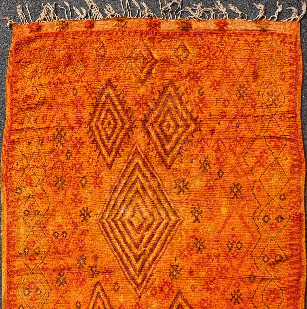 Marokkanischer Galerieteppich im Vintage-Stil mit Stammesmuster von Keivan Woven Arts  im Angebot 2