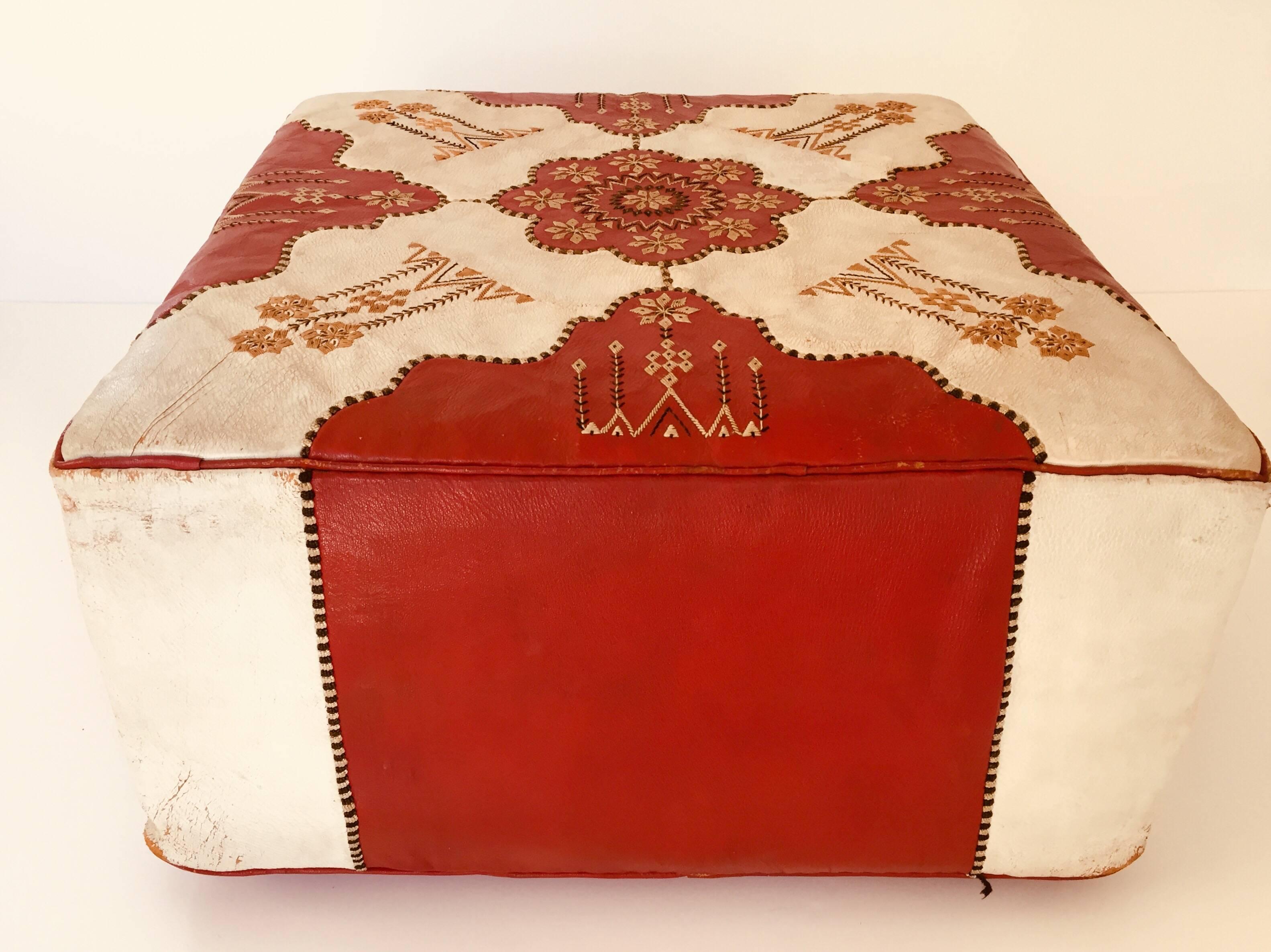 Large red and white square leather Moroccan ottoman.
Square shape pouf in red and white leather embroidered with white silk threads.
Vintage circa 1960, very well used, great patina.