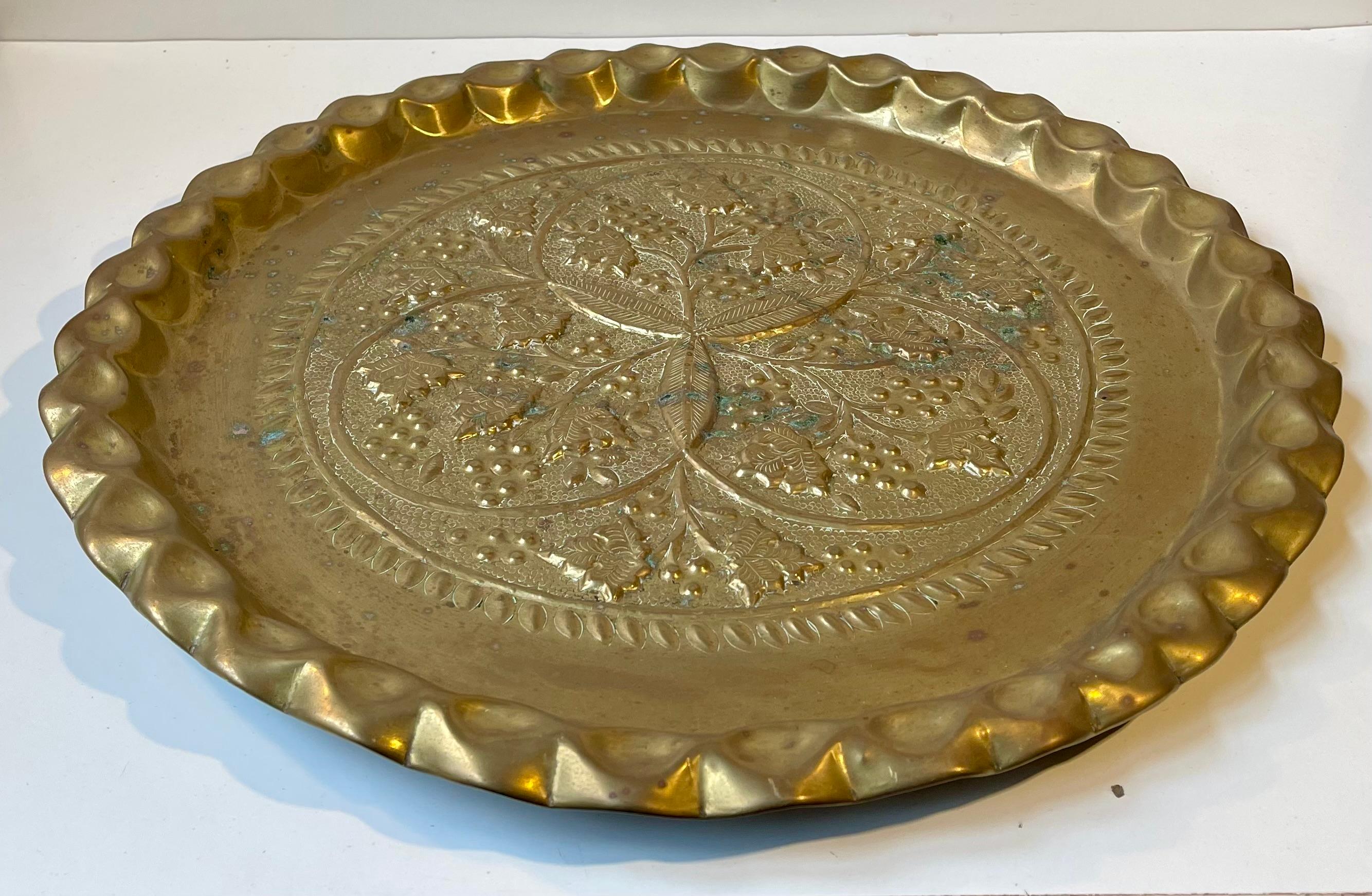 Large Vintage Moroccan Round Tray in Embossed Brass In Good Condition For Sale In Esbjerg, DK