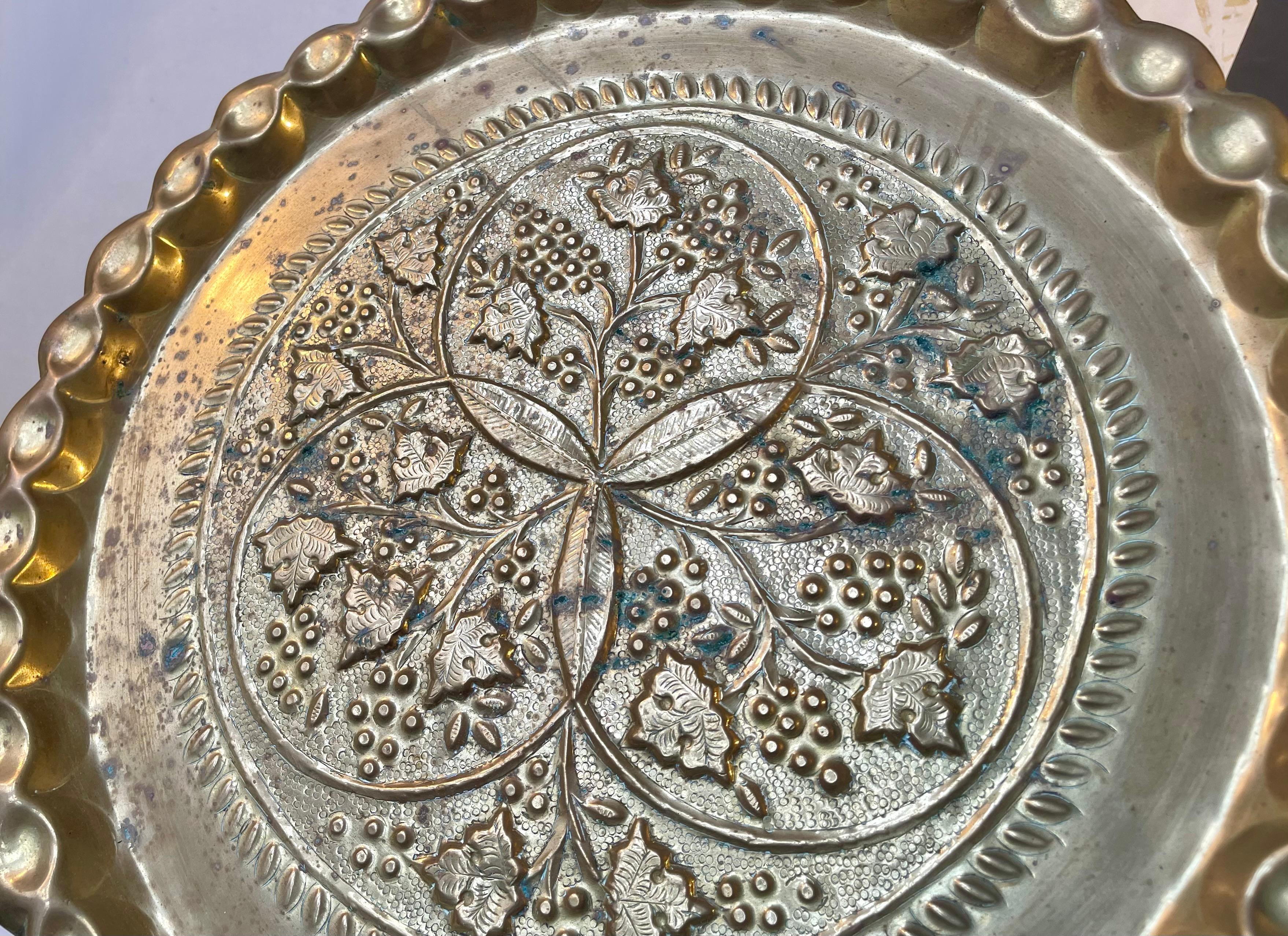 Large Vintage Moroccan Round Tray in Embossed Brass For Sale 1