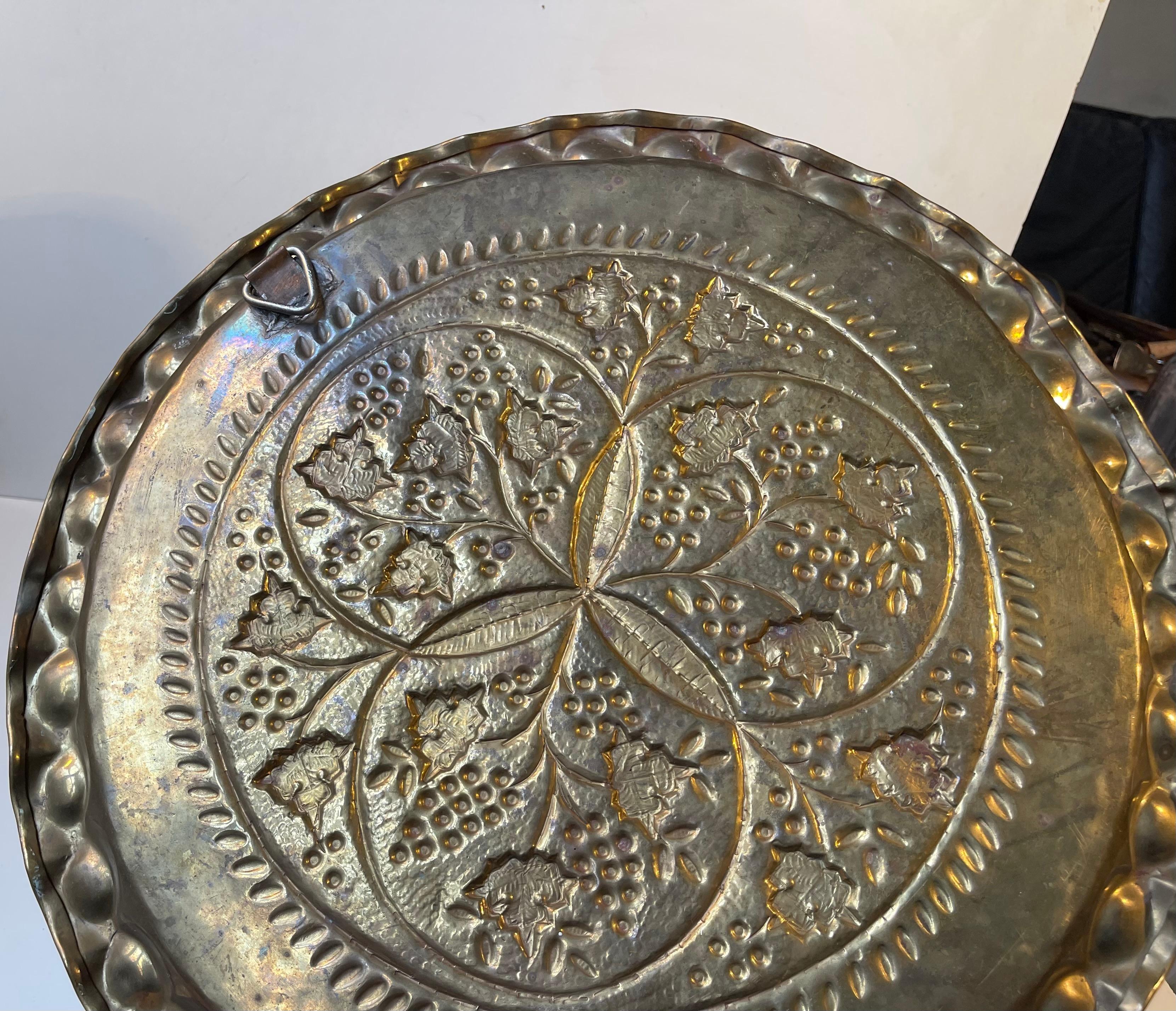 Large Vintage Moroccan Round Tray in Embossed Brass For Sale 3