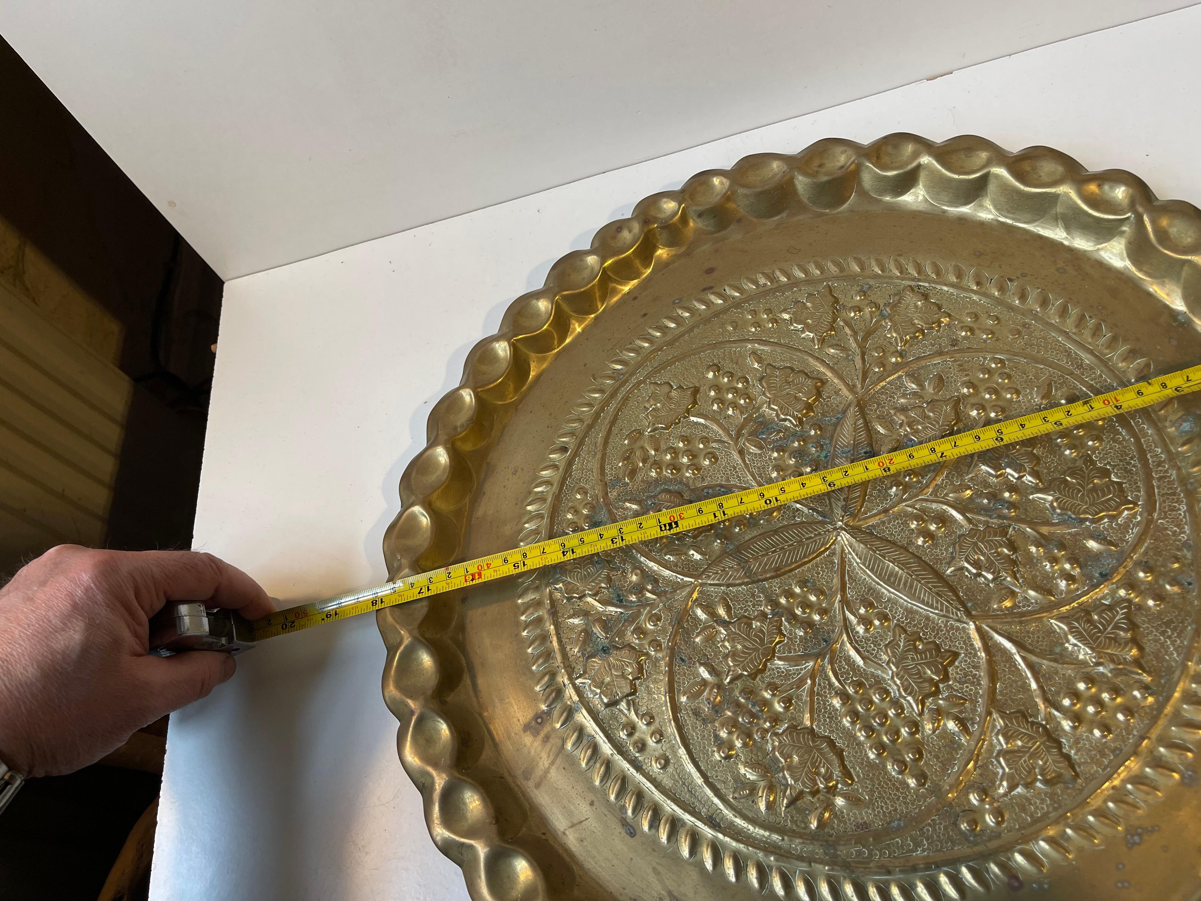 Large Vintage Moroccan Round Tray in Embossed Brass For Sale 4