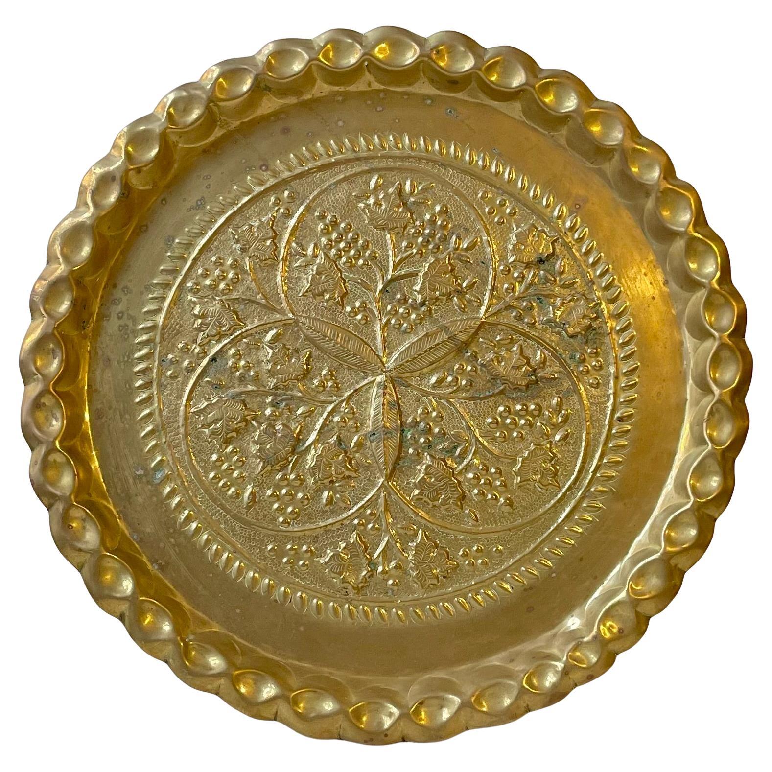Grande vassoio rotondo marocchino d'epoca in ottone sbalzato