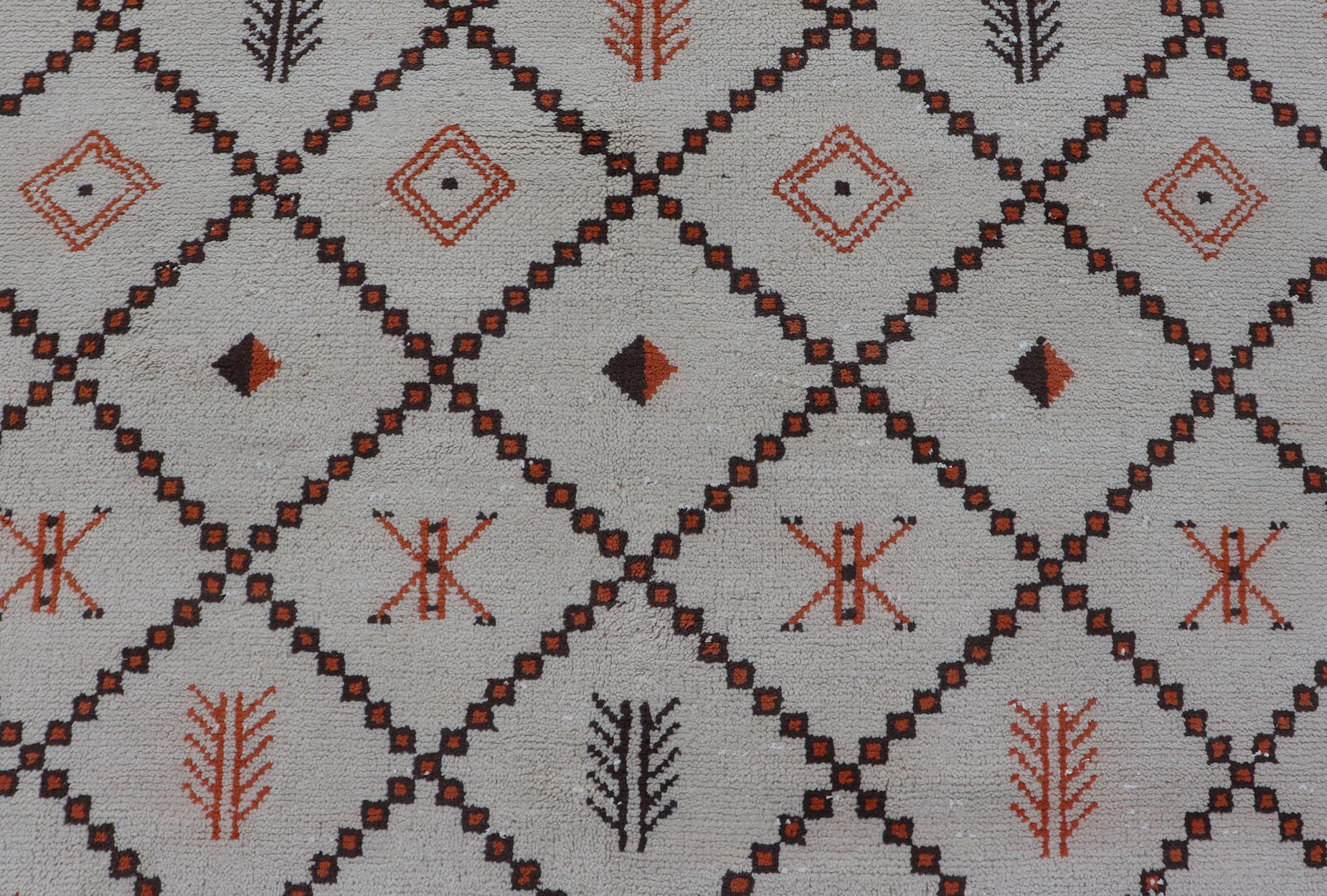 Grand tapis marocain d'époque à motifs de losanges aux contours ivoire et Brown en vente 2