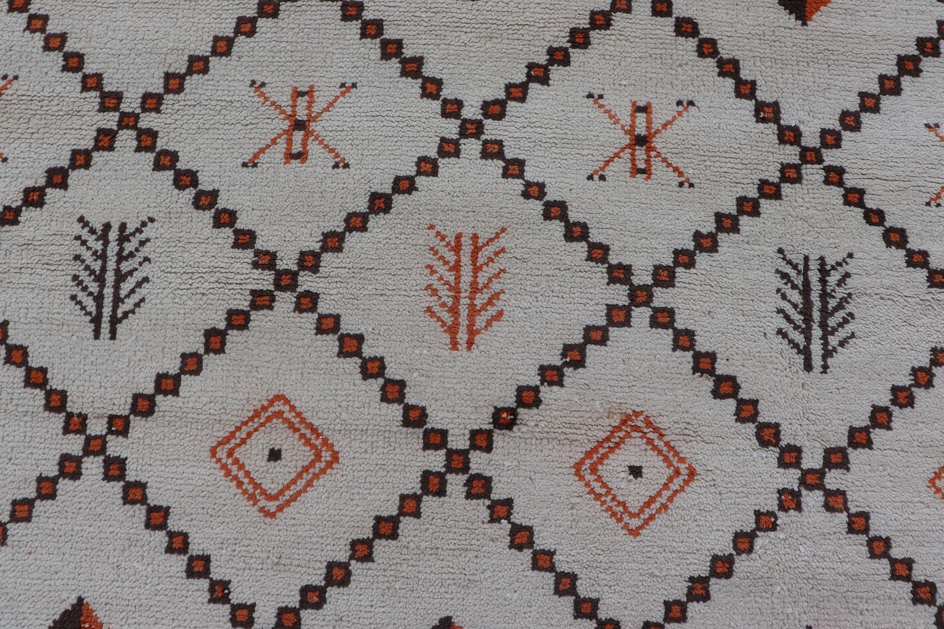 Grand tapis marocain d'époque à motifs de losanges aux contours ivoire et Brown en vente 3