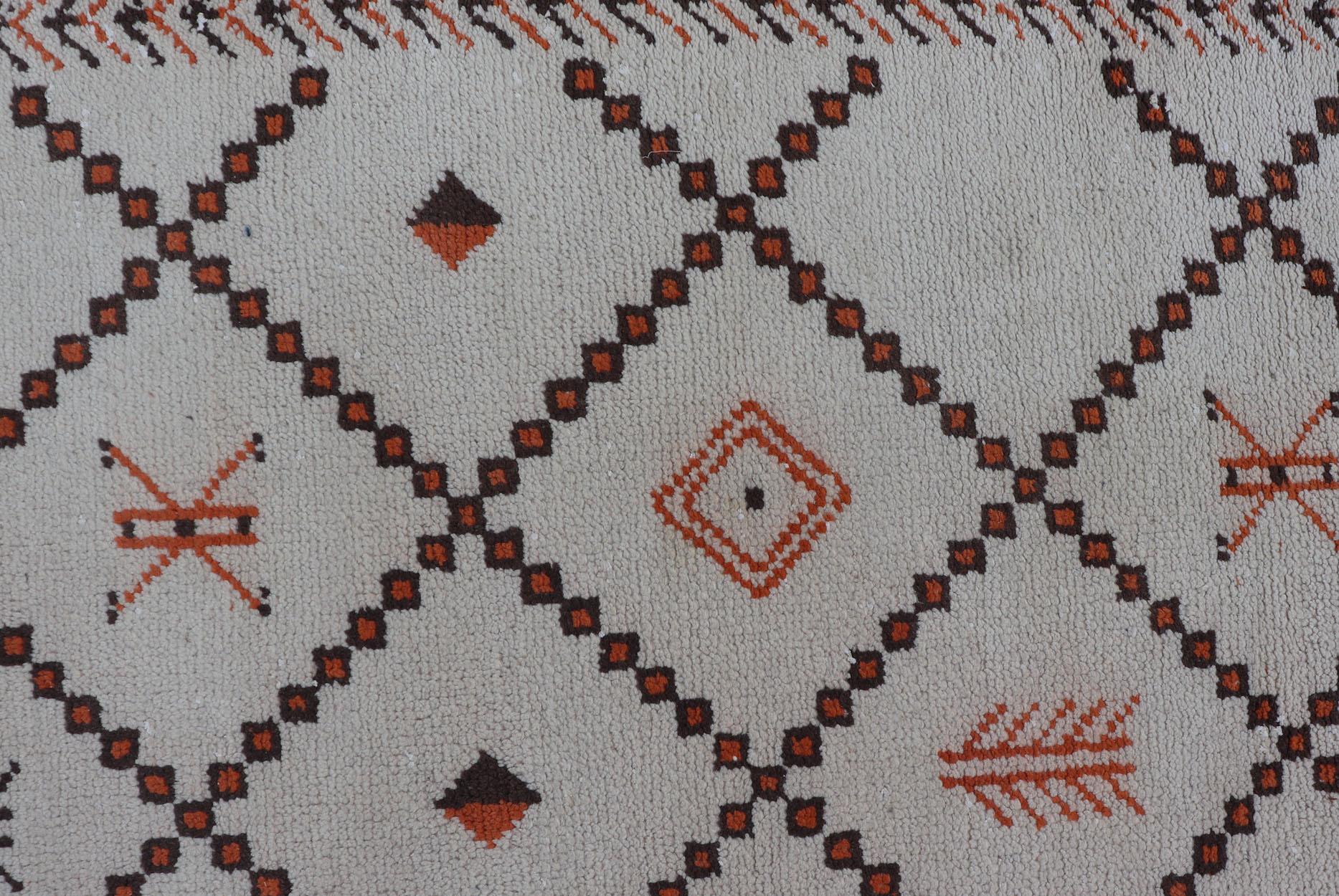 Grand tapis marocain d'époque à motifs de losanges aux contours ivoire et Brown en vente 4