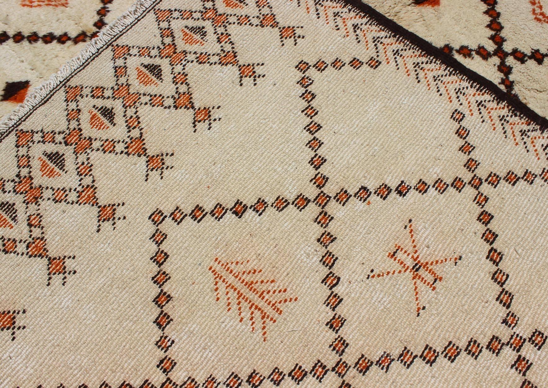 Large Vintage Moroccan Rug in Diamond Design with Ivory and Brown Outlines 5