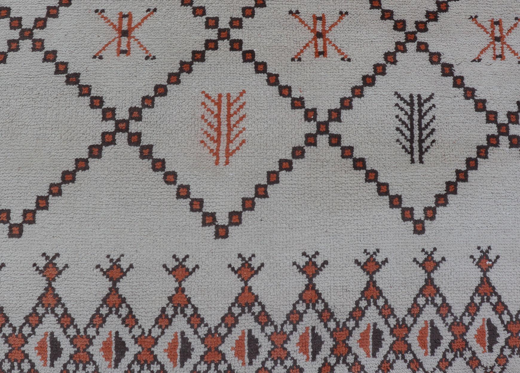 Grand tapis marocain d'époque à motifs de losanges aux contours ivoire et Brown en vente 5