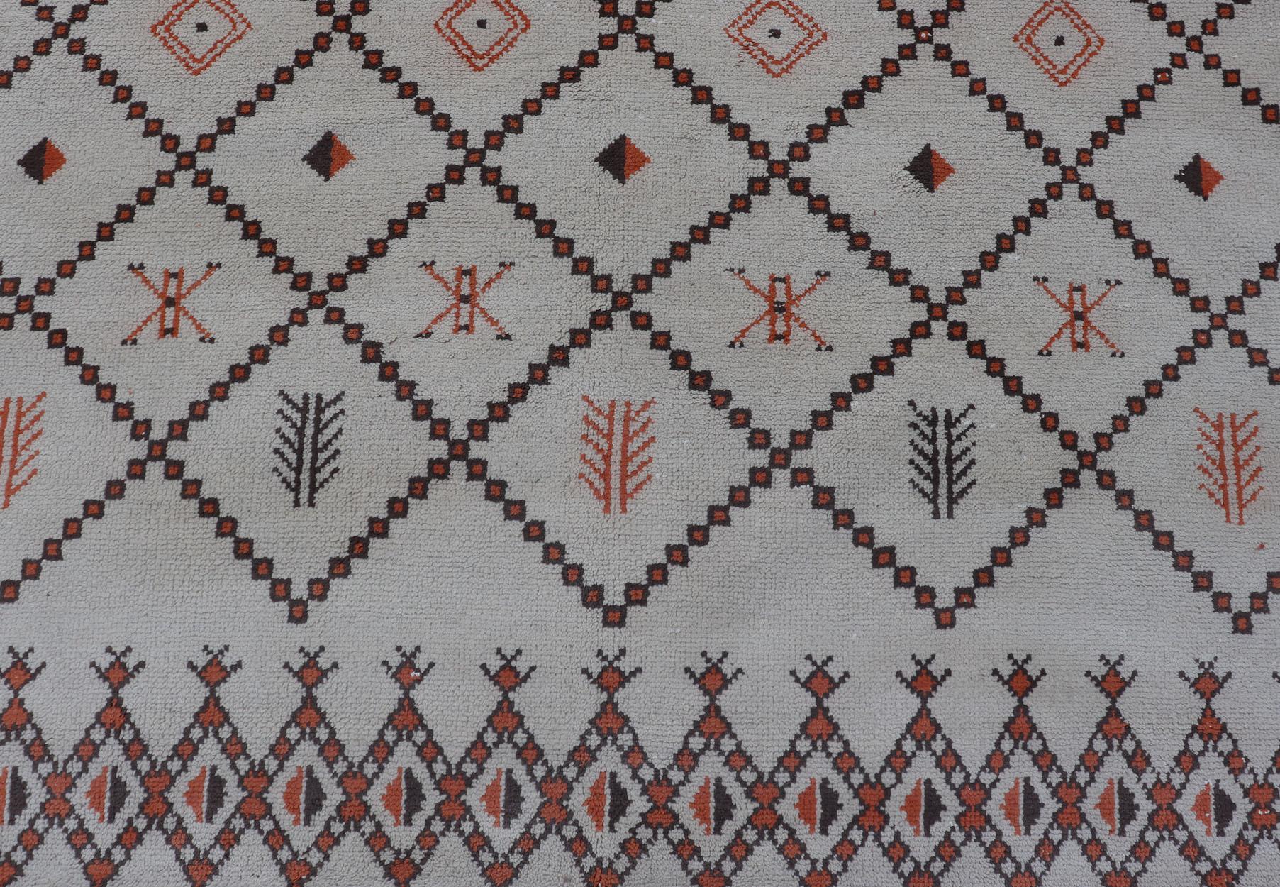Grand tapis marocain d'époque à motifs de losanges aux contours ivoire et Brown en vente 6