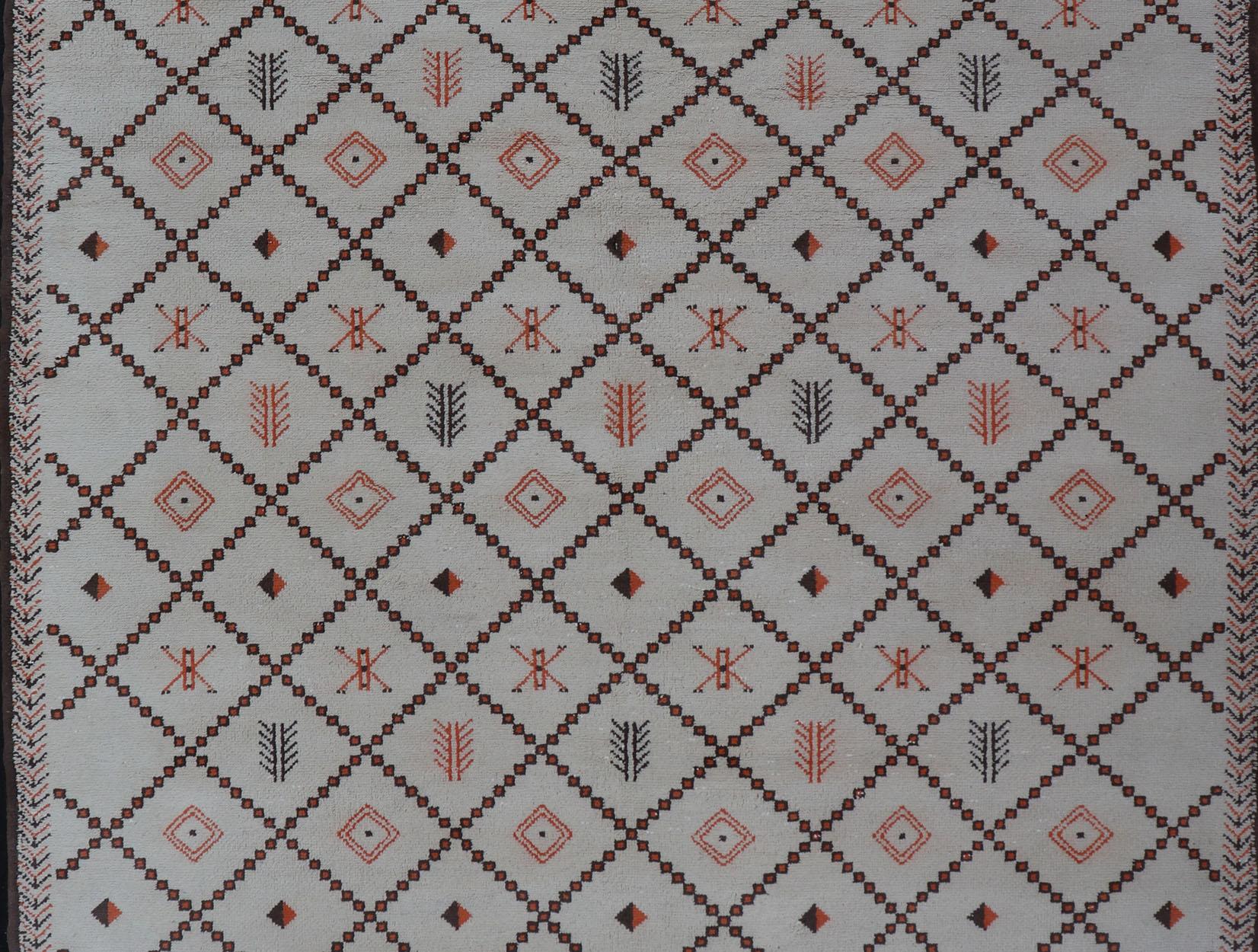 Tribal Grand tapis marocain d'époque à motifs de losanges aux contours ivoire et Brown en vente