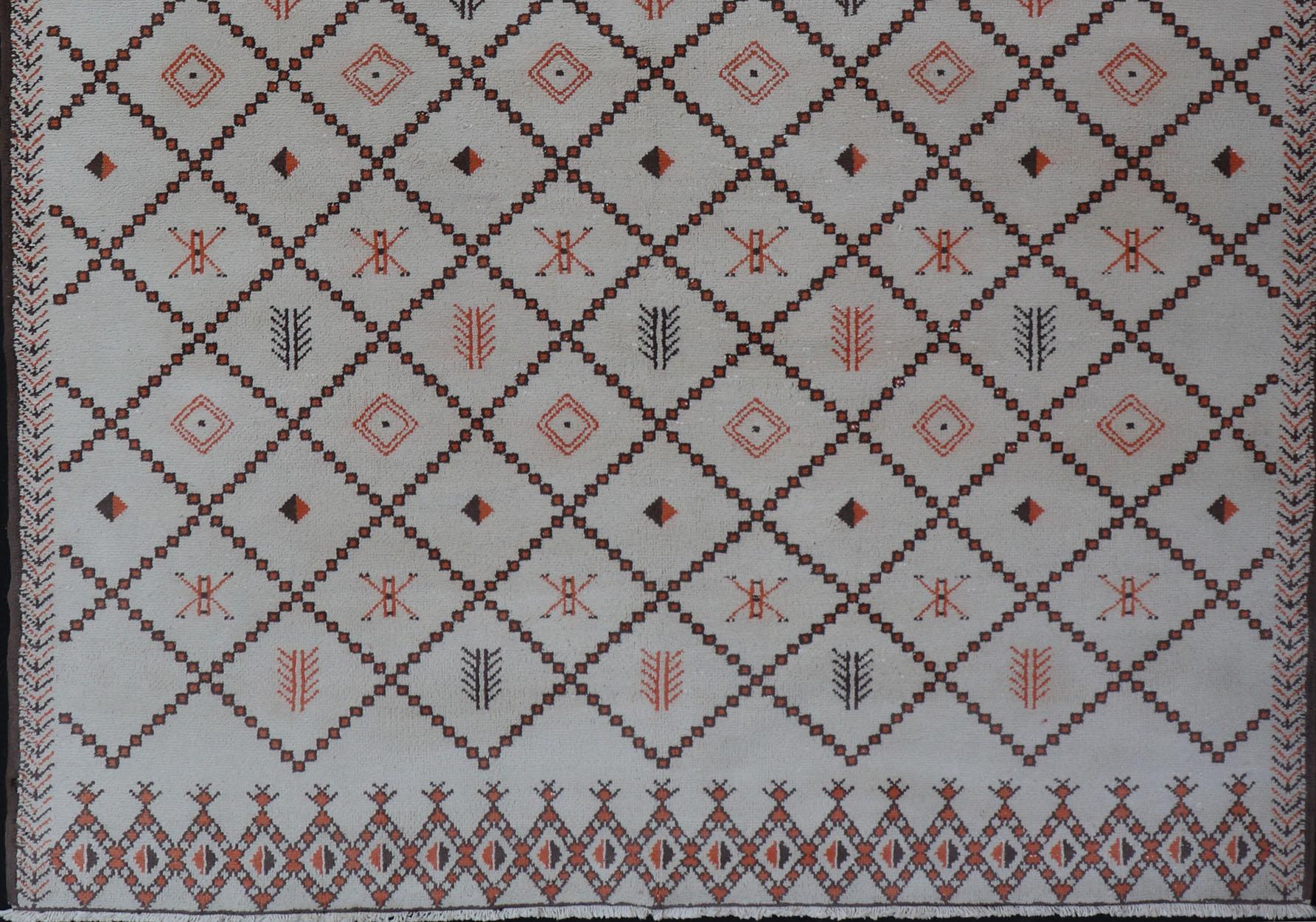 Marocain Grand tapis marocain d'époque à motifs de losanges aux contours ivoire et Brown en vente