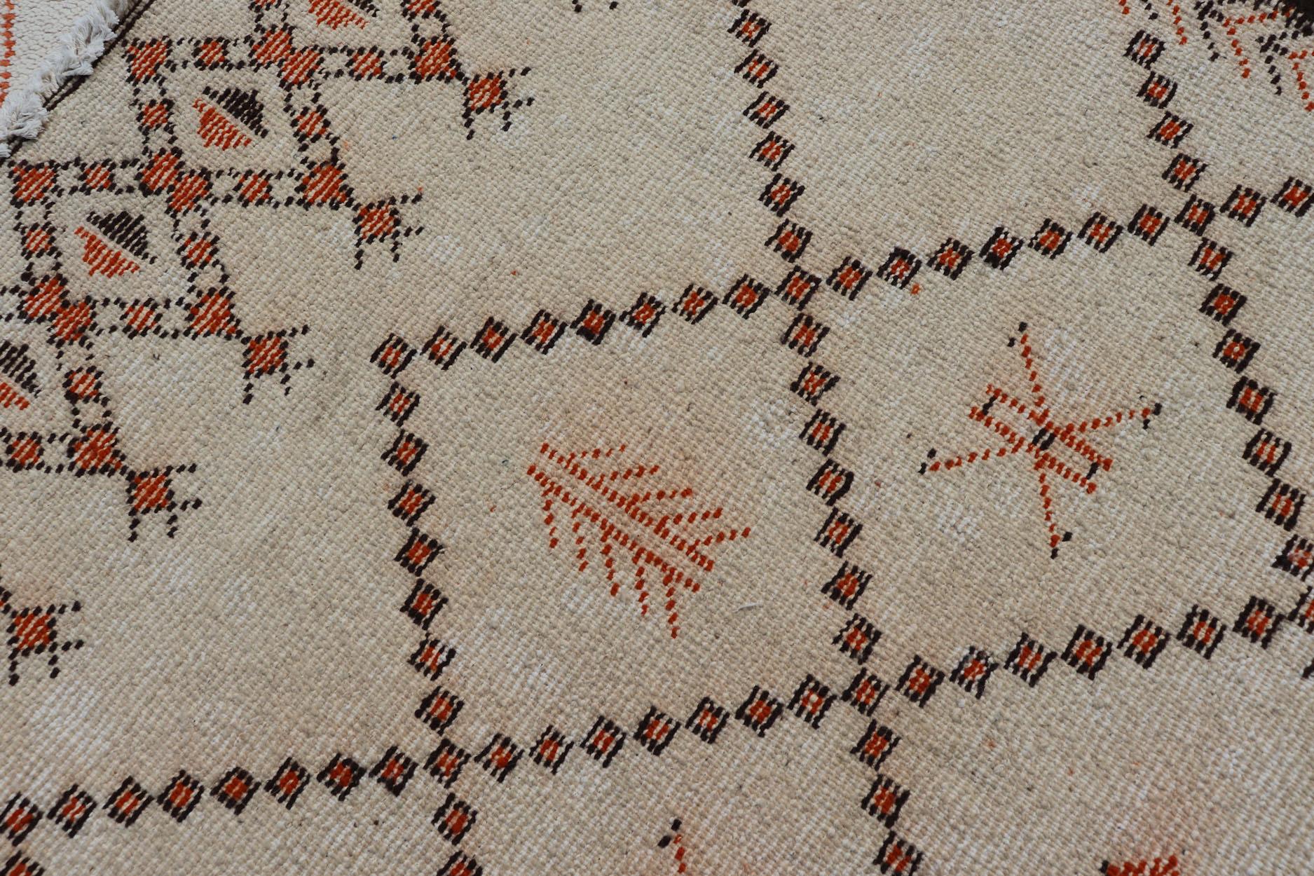 Noué à la main Grand tapis marocain d'époque à motifs de losanges aux contours ivoire et Brown en vente