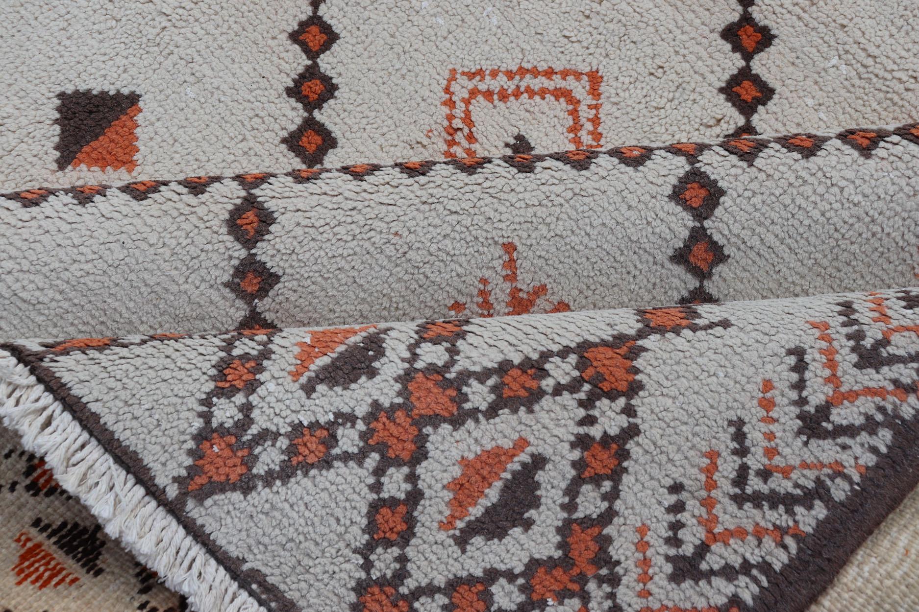 Grand tapis marocain d'époque à motifs de losanges aux contours ivoire et Brown Bon état - En vente à Atlanta, GA