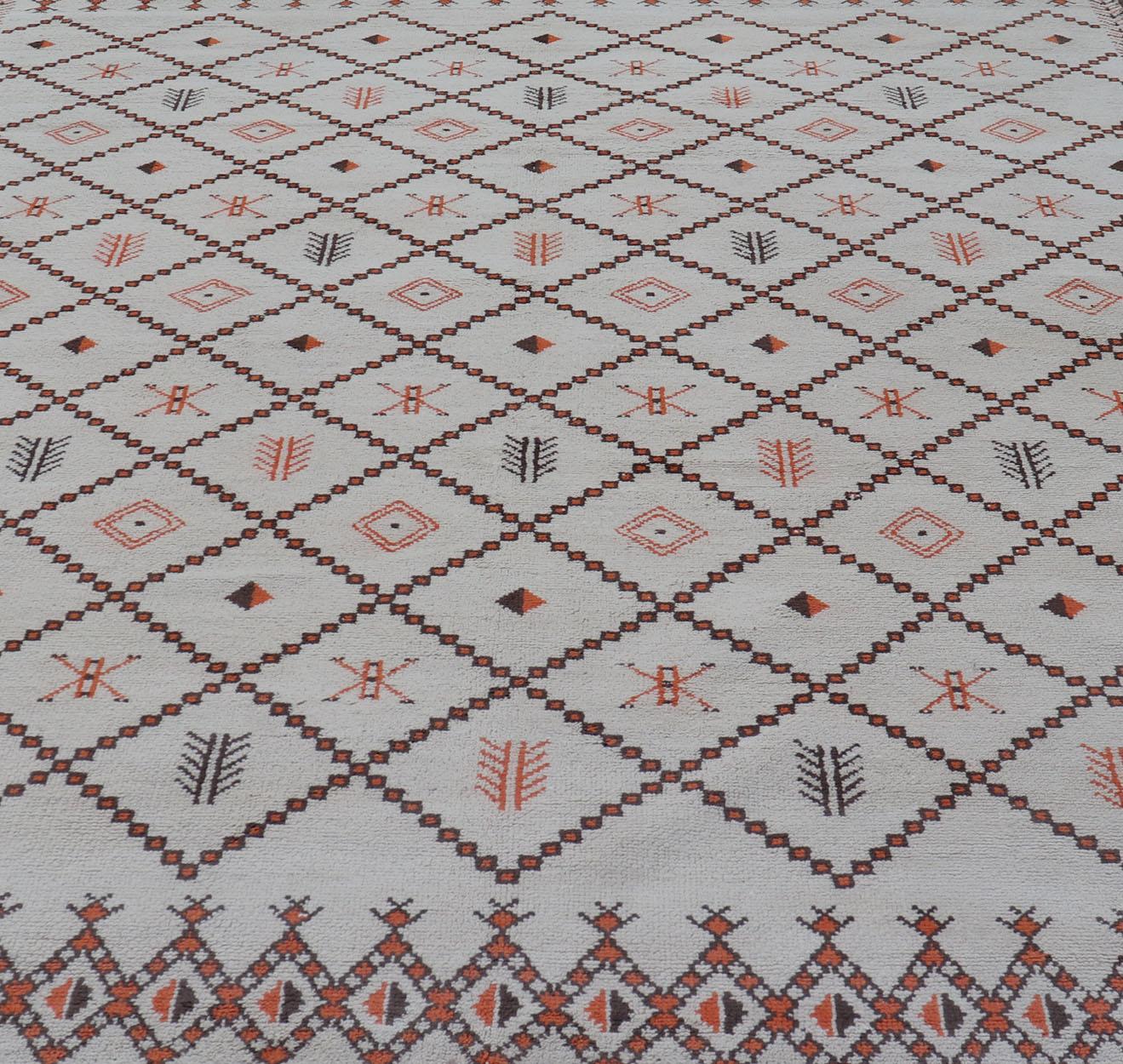 20ième siècle Grand tapis marocain d'époque à motifs de losanges aux contours ivoire et Brown en vente