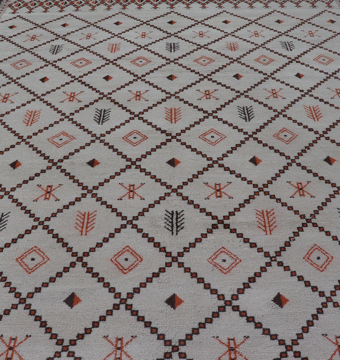 Laine Grand tapis marocain d'époque à motifs de losanges aux contours ivoire et Brown en vente