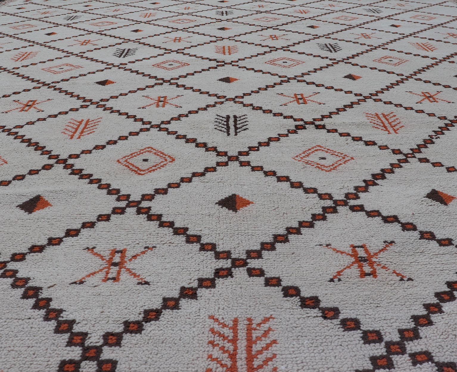 Grand tapis marocain d'époque à motifs de losanges aux contours ivoire et Brown en vente 1