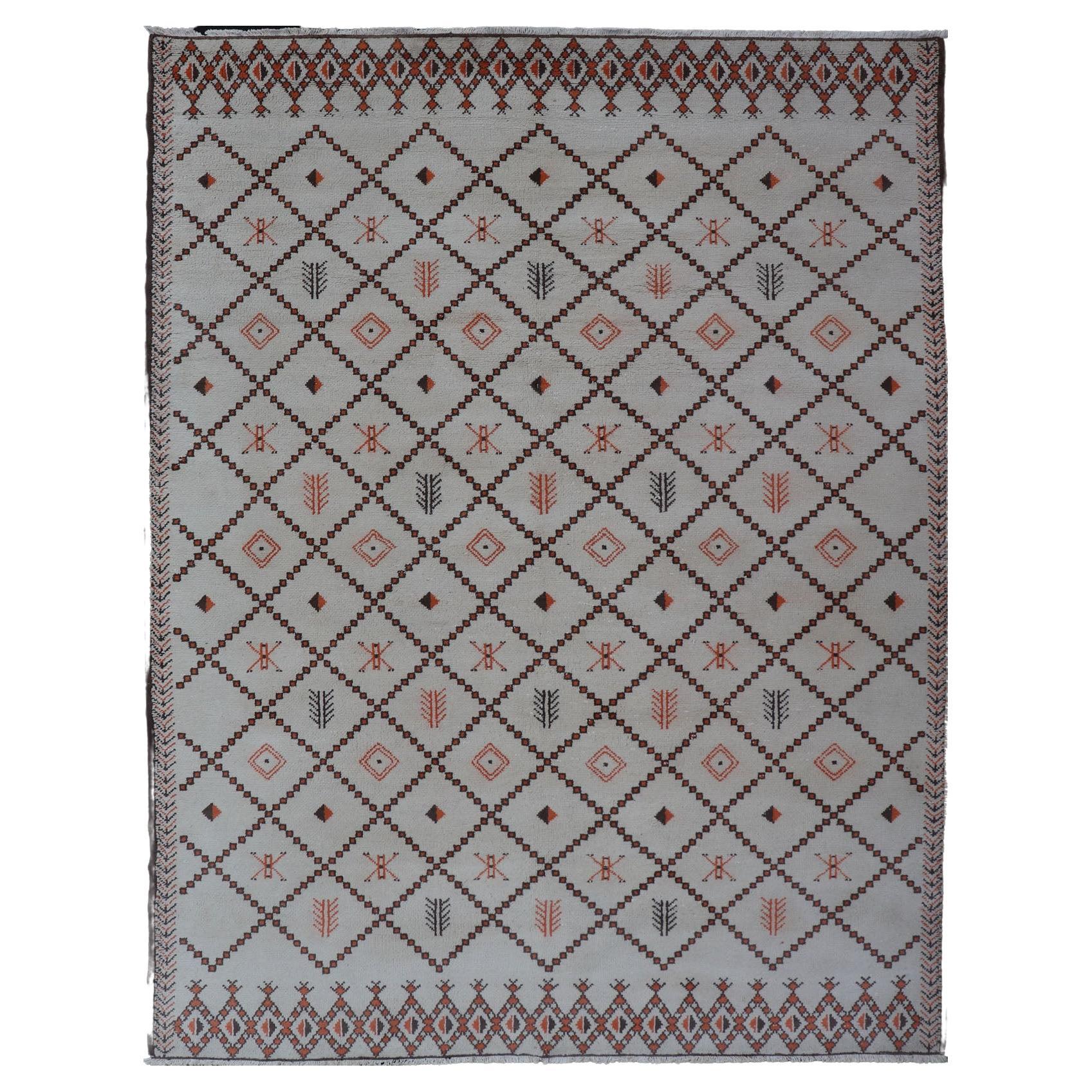 Grande tappeto marocchino vintage con disegno a diamante e contorni avorio e marroni