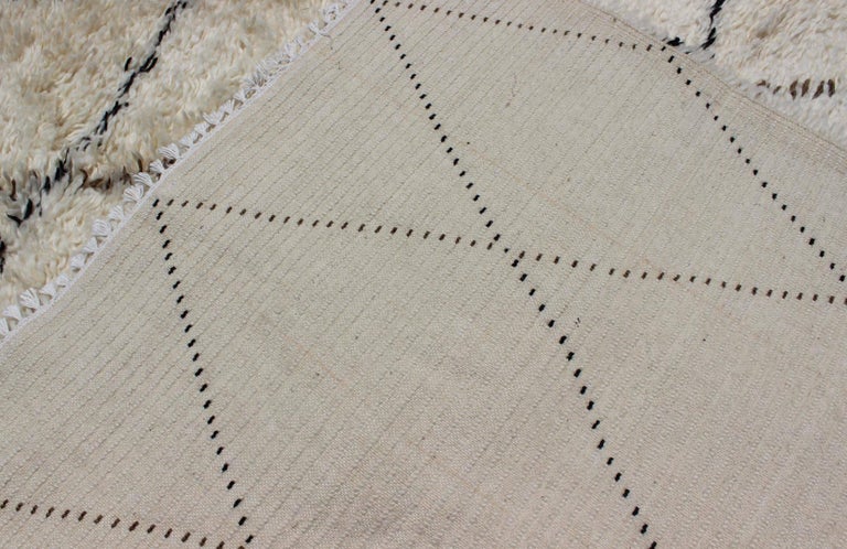Large Vintage Moroccan Rug in Off White Background, Black ... (768 x 498 Pixel)