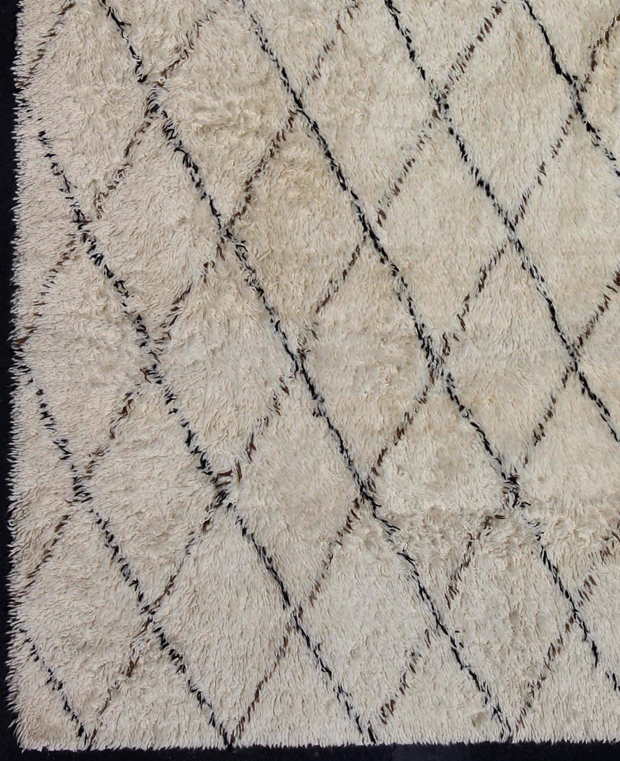 Grand tapis marocain vintage Beni Ourain à fond blanc cassé, lignes noires et marron. Keivan Woven Arts / M14-1001 fin du 20e siècle

Mesures : 9'4