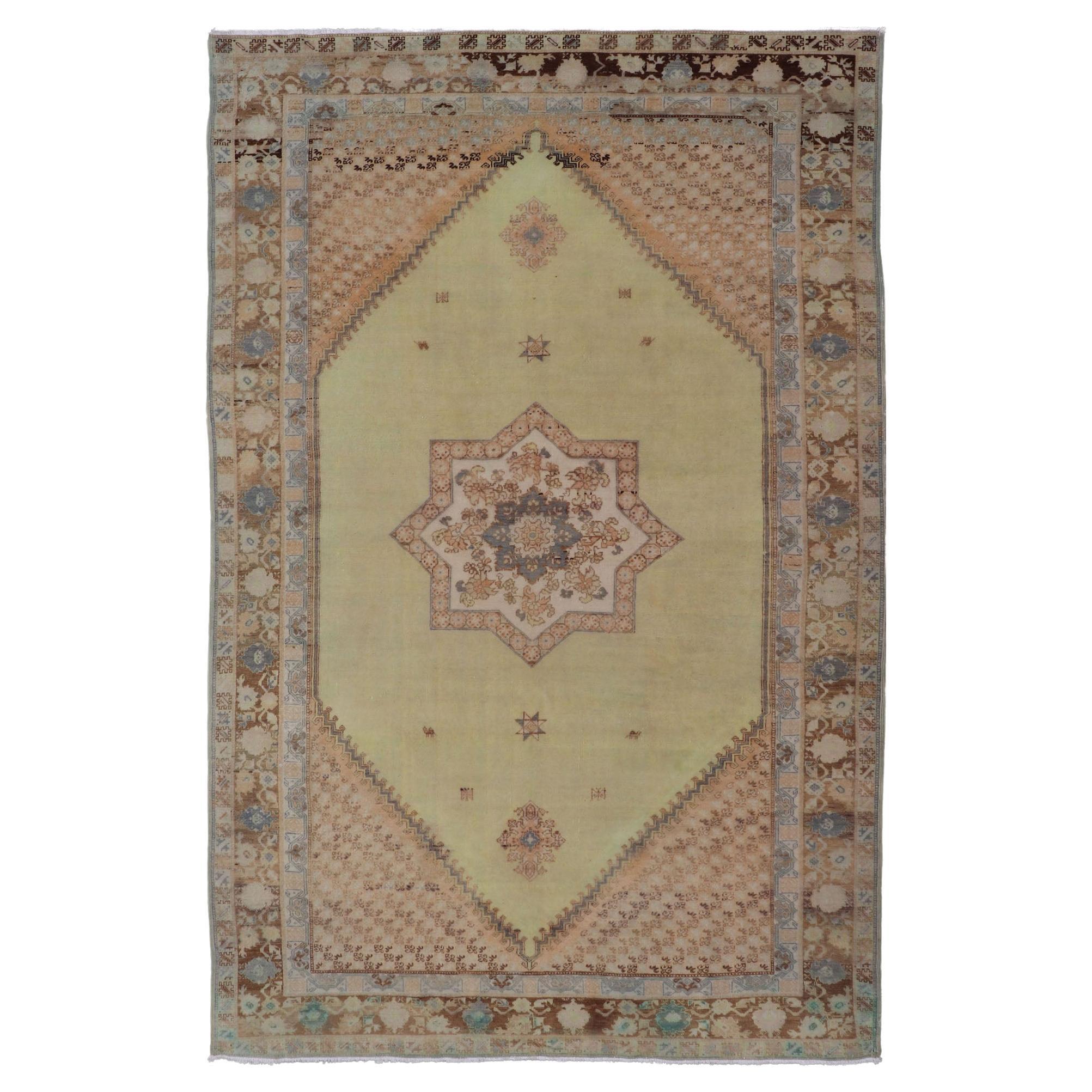 Großer marokkanischer Vintage-Teppich mit Sternmedaillon in Hellgrün, Braun