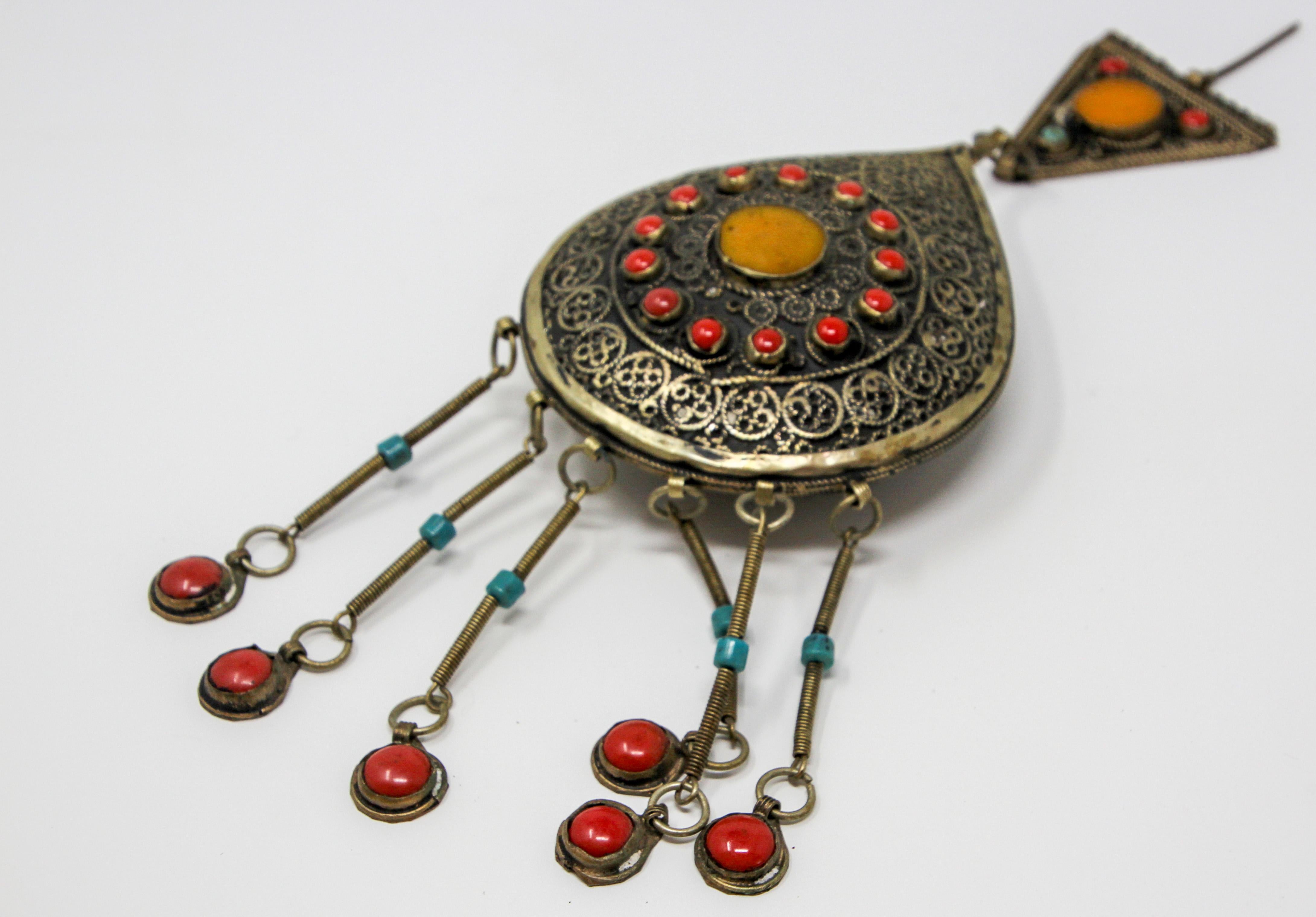 Beautiful vintage Moroccan Ethnic silver fibula.
Berber tribal fibula used to close a woman's cape.
Nice ethnic artwork with filigree Moroccan silver and adorned with glass beads.