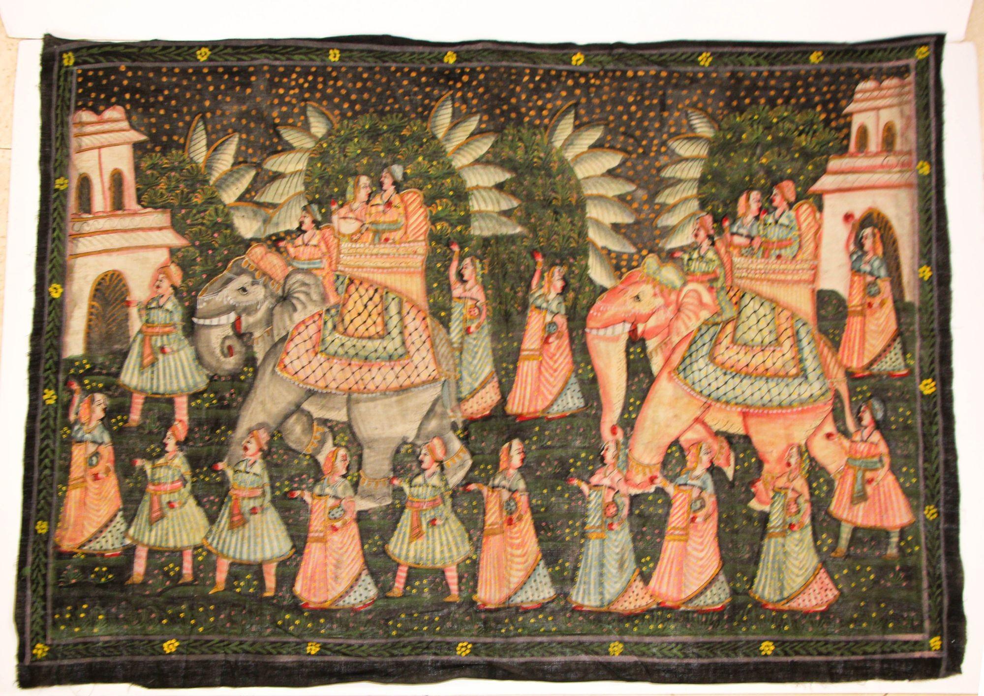 Grande peinture en soie moghole vintage d'une procession royale de Maharaja, deux couples royaux sur un éléphant, probablement une procession de mariage avec des serviteurs marchant autour d'eux.
Scène moghole, peinte à la main sur soie, très