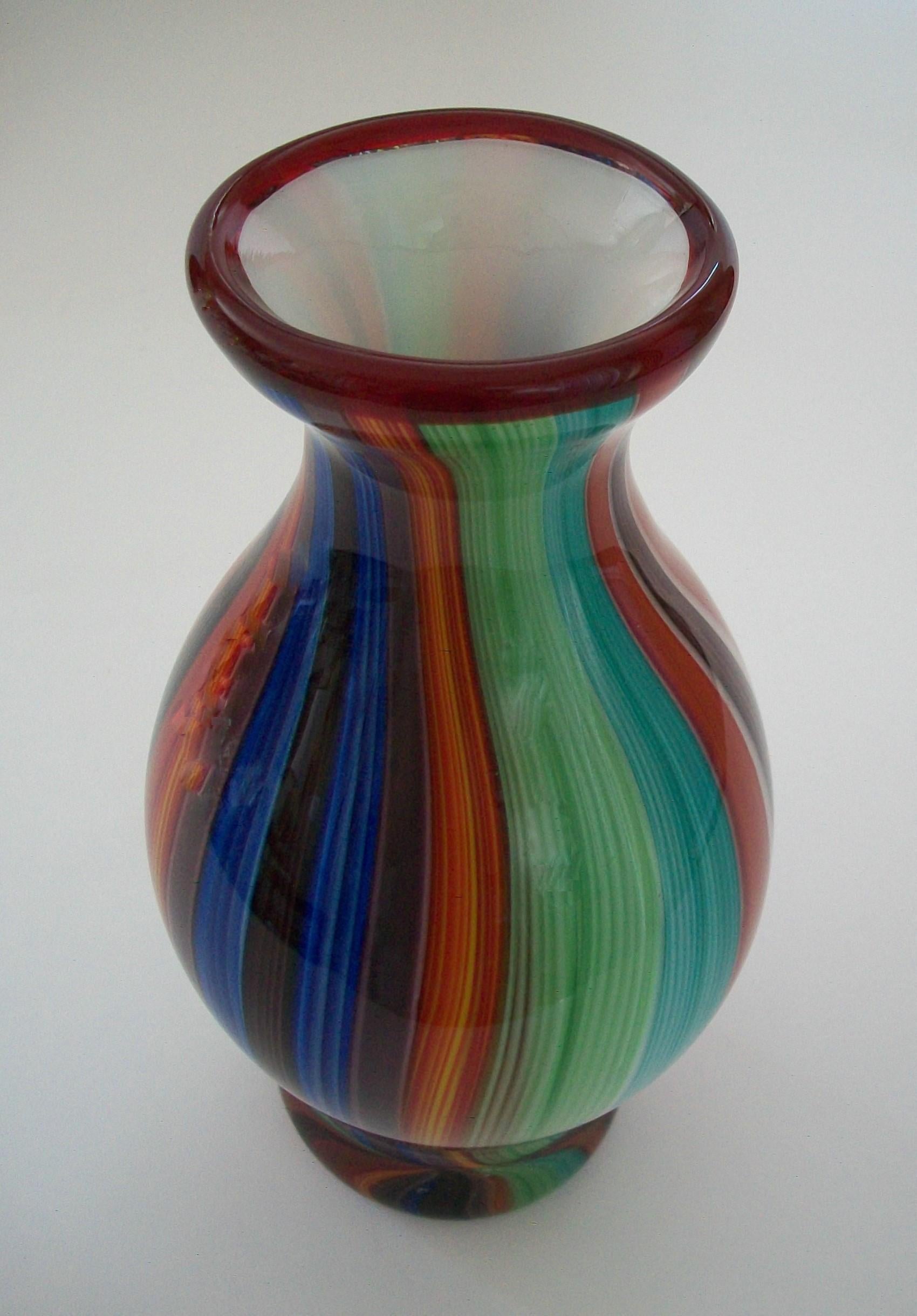 Große mehrfarbige Vintage-Vase aus Muranoglas – Italien – spätes 20. Jahrhundert im Angebot 3