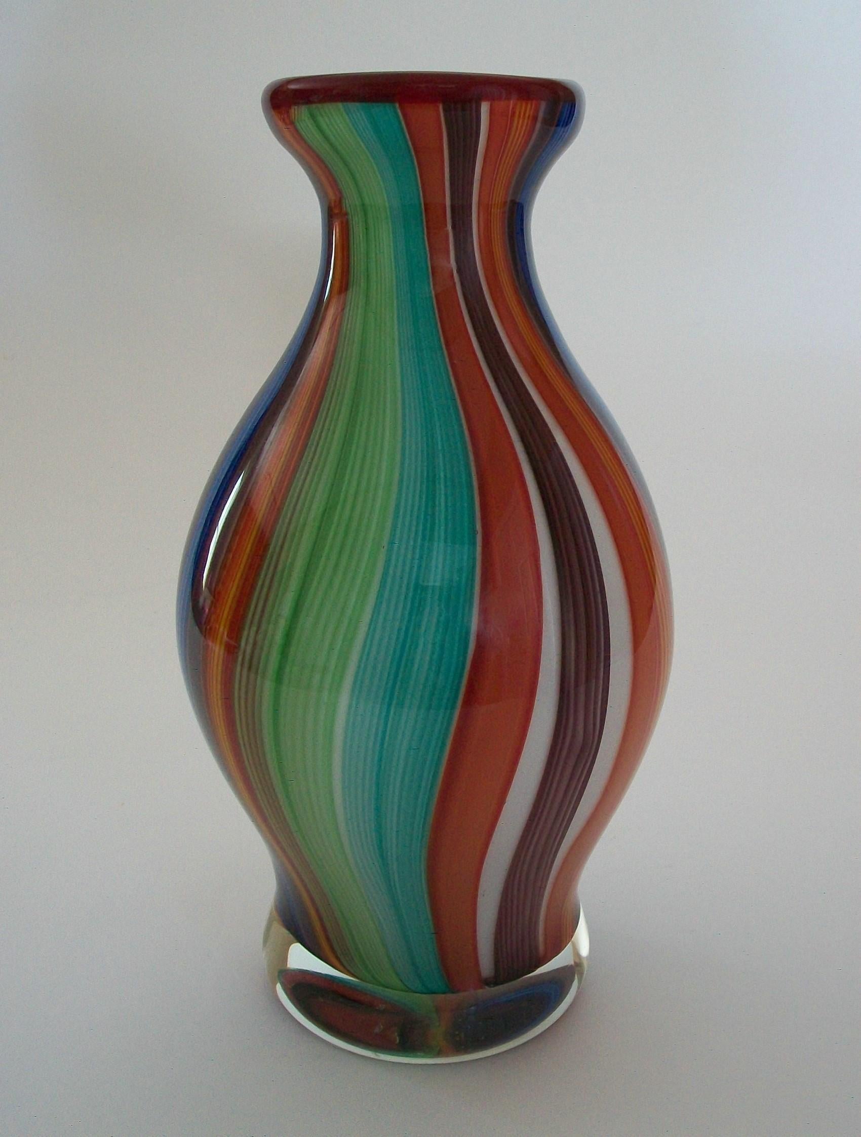 Large vintage multicolor Murano glass vase - featuring a white glass interior with red rim - clear cased glass to the outside and base - unsigned - Italy - late 20th century.

Excellent vintage condition - no loss - no damage - no restoration -