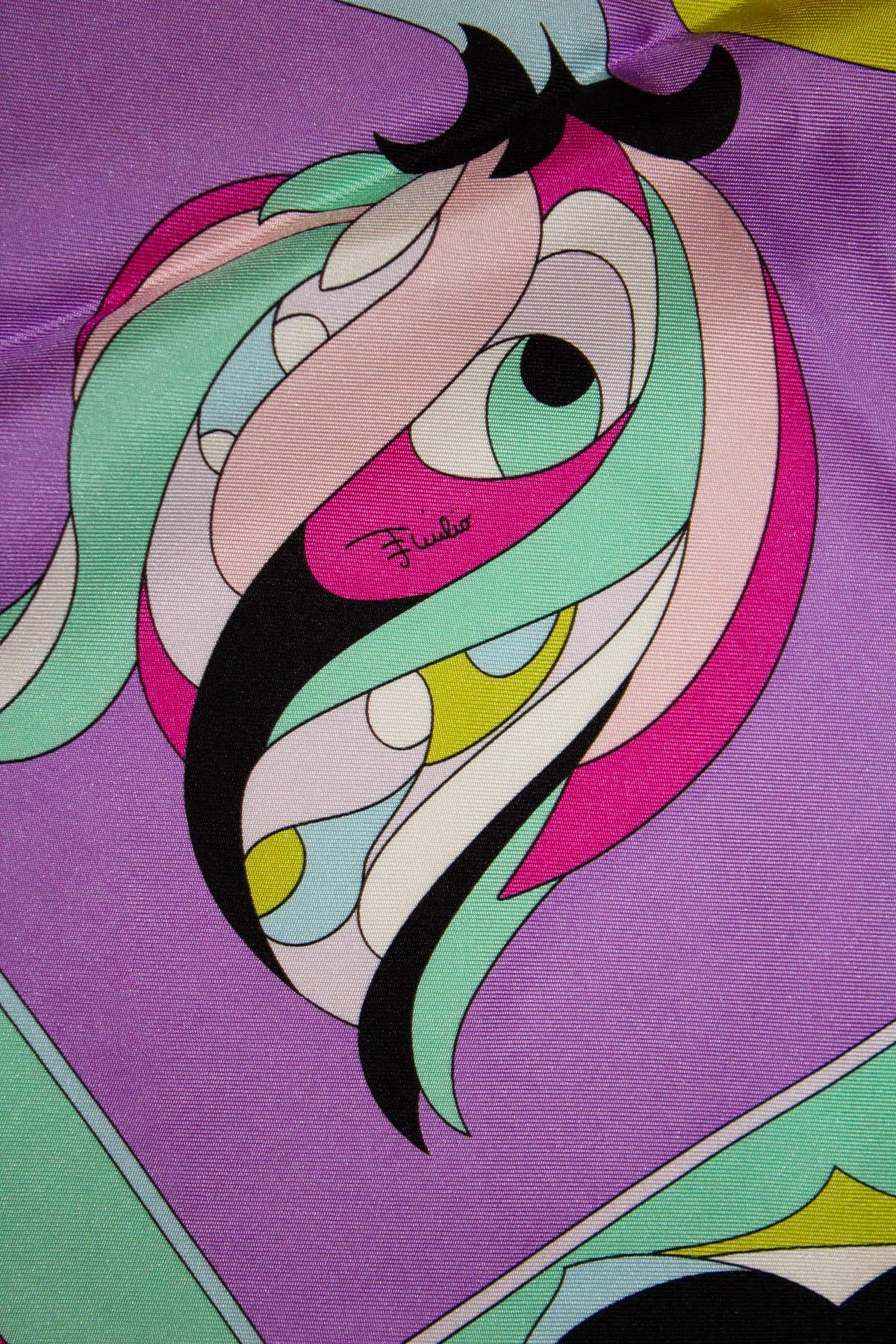 Magnifique grand foulard en soie vintage de Pucci, le créateur italien. Sur  imprimé traditionnel multicolore vibrant de rose, de jaune, de vert et de bleu. L'écharpe a des bords roulés à la main et mesure 34''x 34''