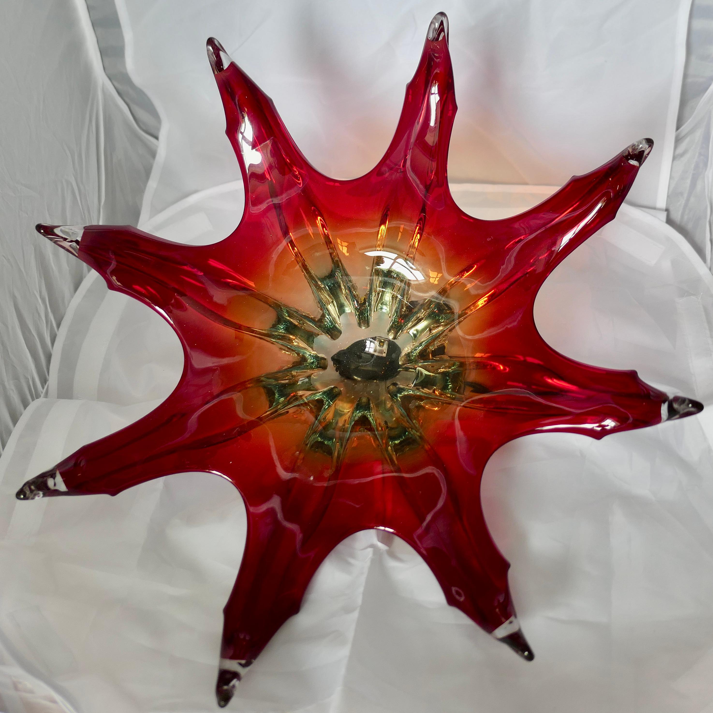 Grand bol vintage en verre d'art de Murano Sommerso rouge, Italie, années 1960
Grand bol en verre d'art Murano Vintage Sommerso Rouge avec des nuances d'or et de bleu, c'est une grande pièce en bon état vintage, très légères marques sur le dessous