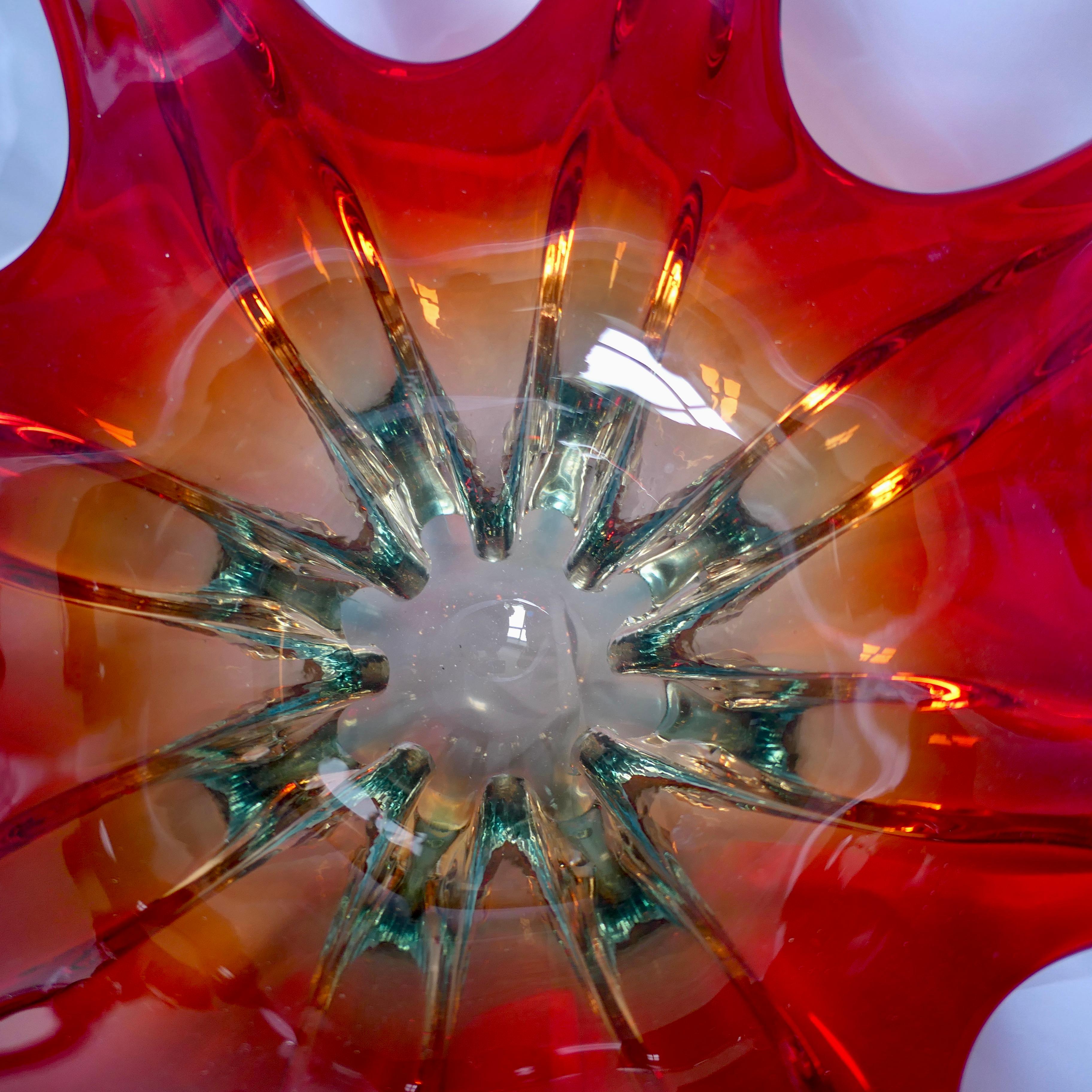 Mid-Century Modern Grand bol vintage en verre d'art de Murano Sommerso rouge, Italie, années 1960