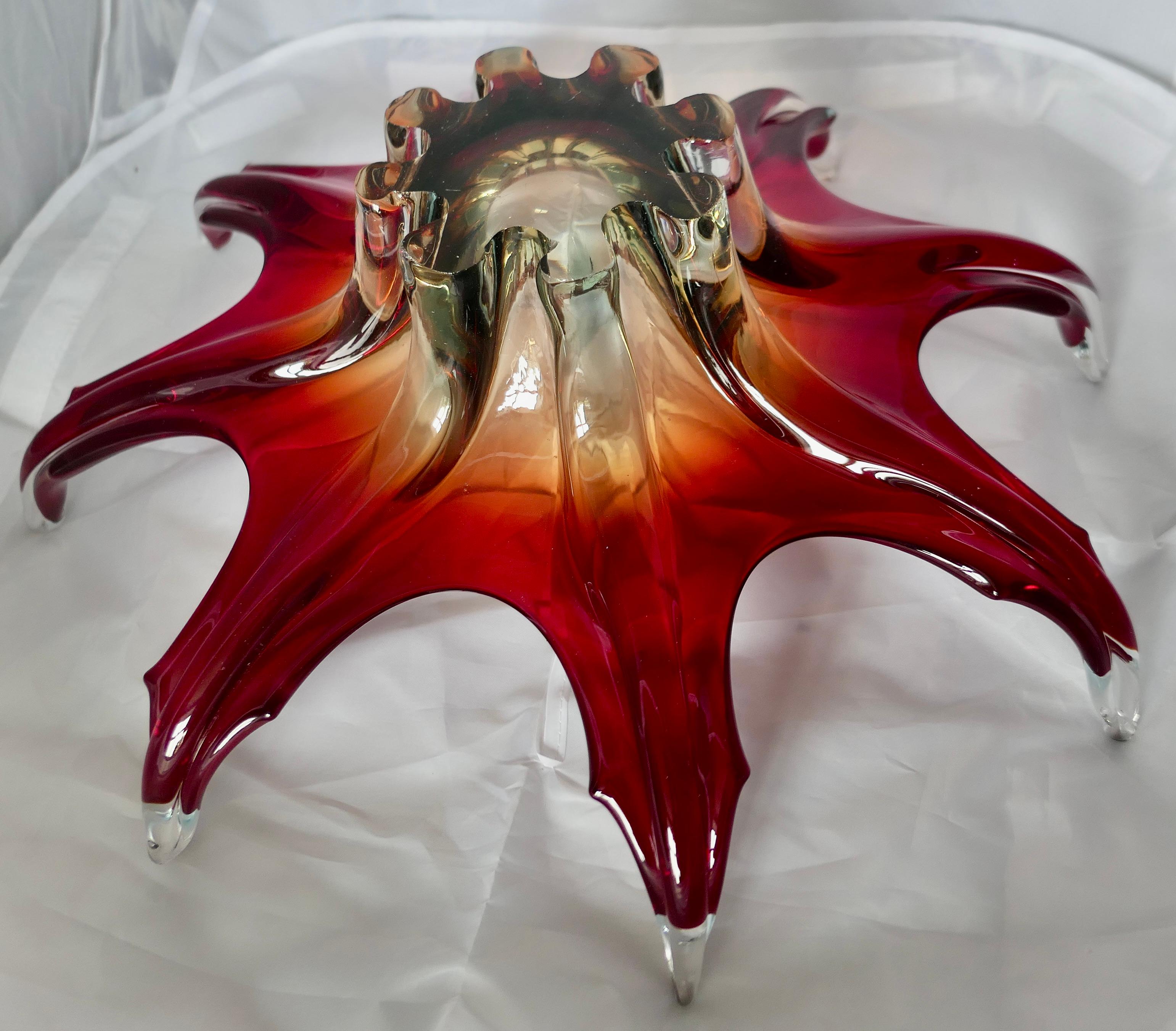 Grand bol vintage en verre d'art de Murano Sommerso rouge, Italie, années 1960 1
