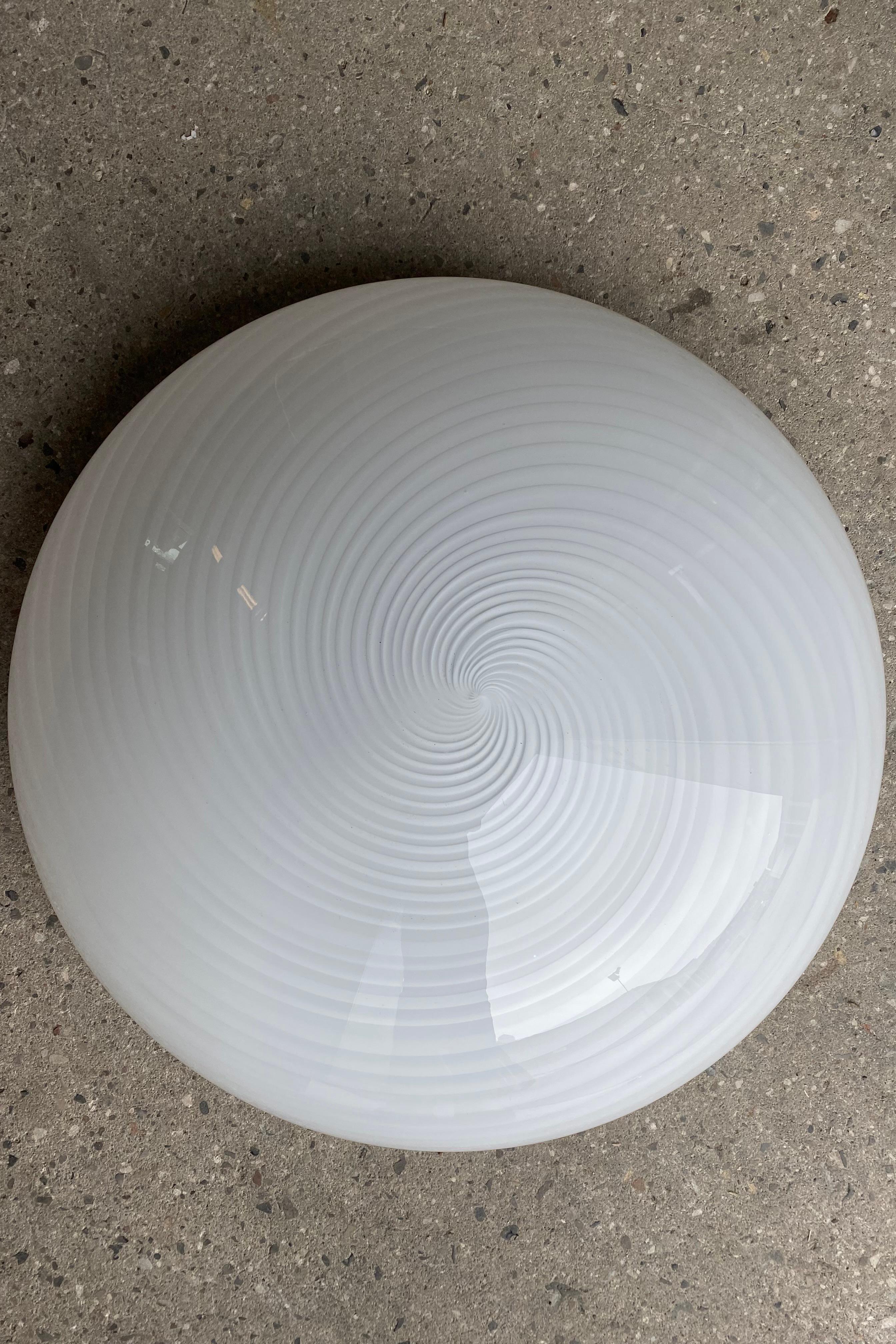 Vintage Murano plafond ceiling lamp / wall lamp. Mouth-blown white opaline glass with swirl and white base. E27 socket. Handmade in Italy, 1970s.
D:48 cm⁠⁠ H:21 cm
