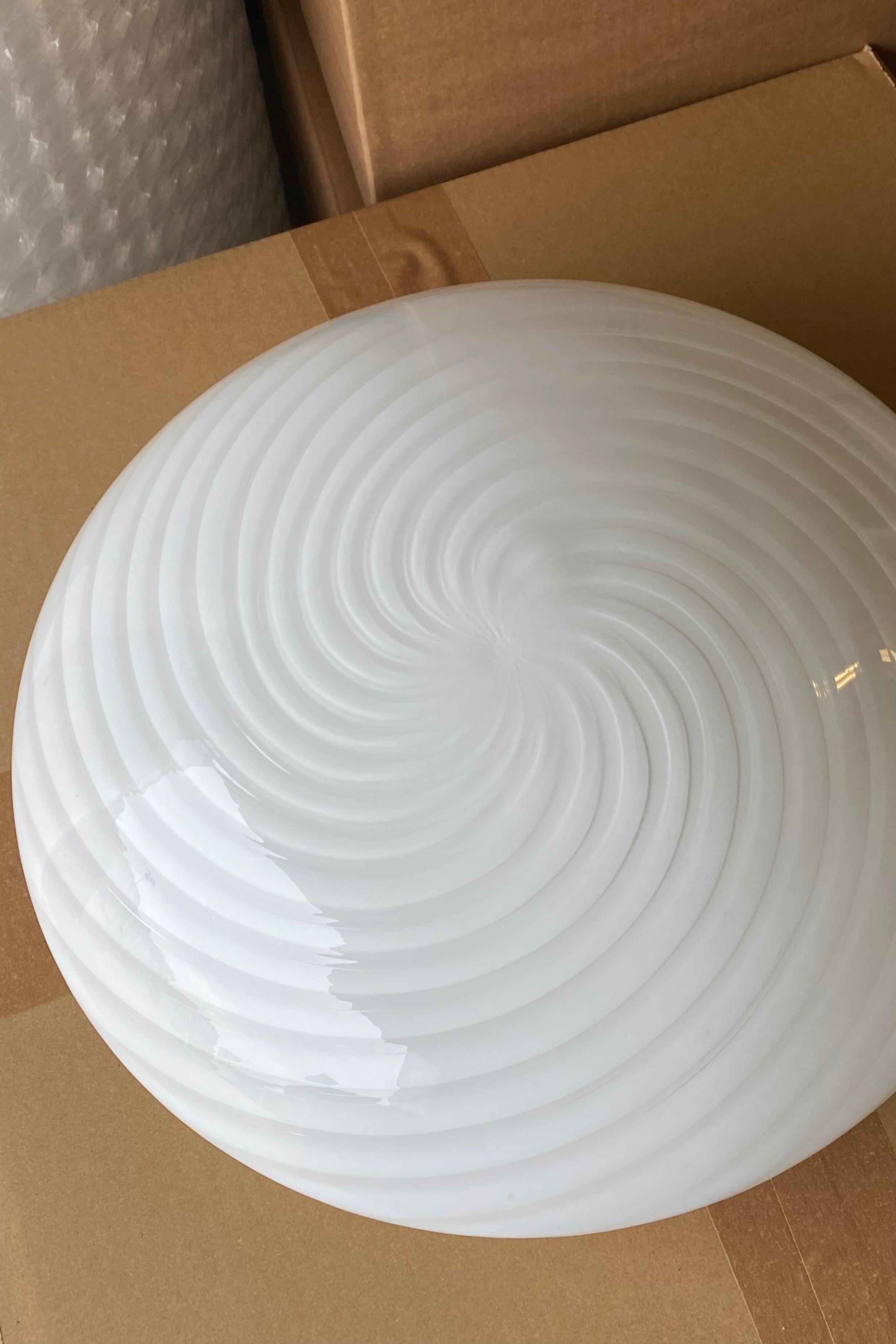 Vintage Murano plafond ceiling lamp / wall lamp. Mouth-blown white opaline glass with swirl and white base. E27 socket. Handmade in Italy, 1970s.
D:42 cm⁠⁠ H:17 cm
