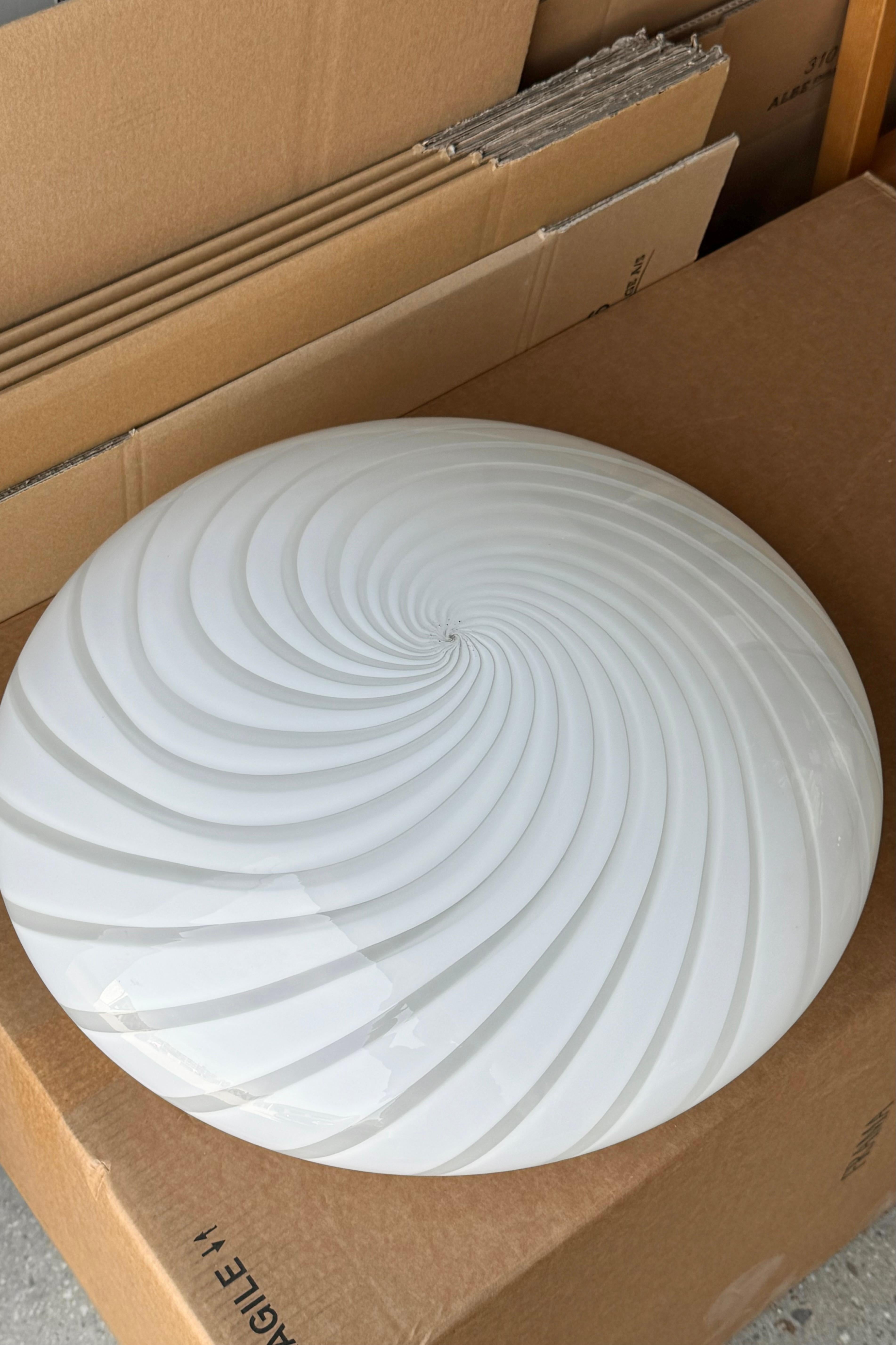 Extra large Vintage Murano plafond ceiling lamp / wall lamp. Mouth-blown white opaline glass with swirl. 3xE27 socket. Handmade in Italy, 1970s.
D:50 cm⁠⁠ H:21 cm
