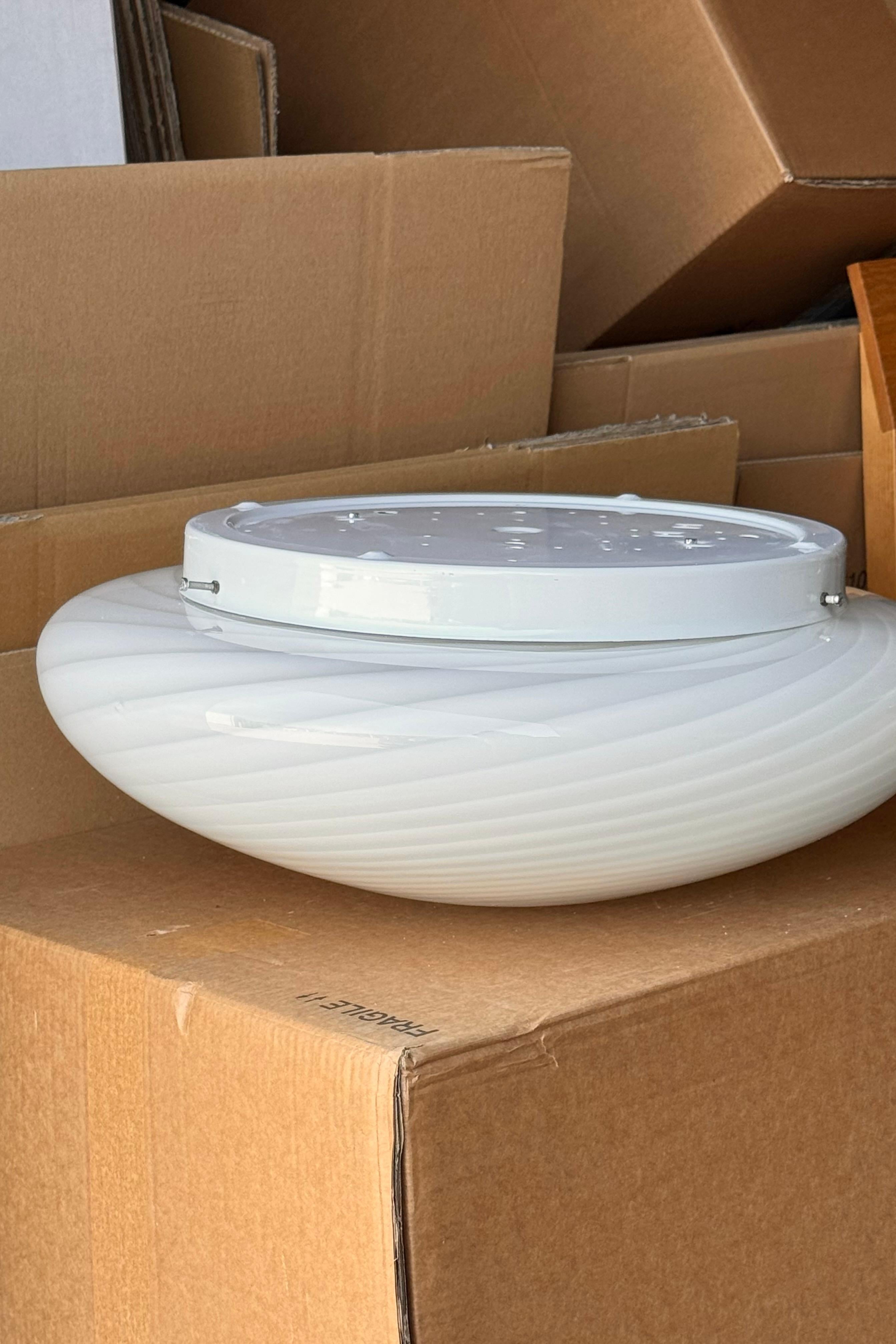 Extra large Vintage Murano plafond ceiling lamp / wall lamp. Mouth-blown white opaline glass with swirl. 2xE27 socket. Handmade in Italy, 1970s.
D:52 cm⁠⁠ H:17 cm

