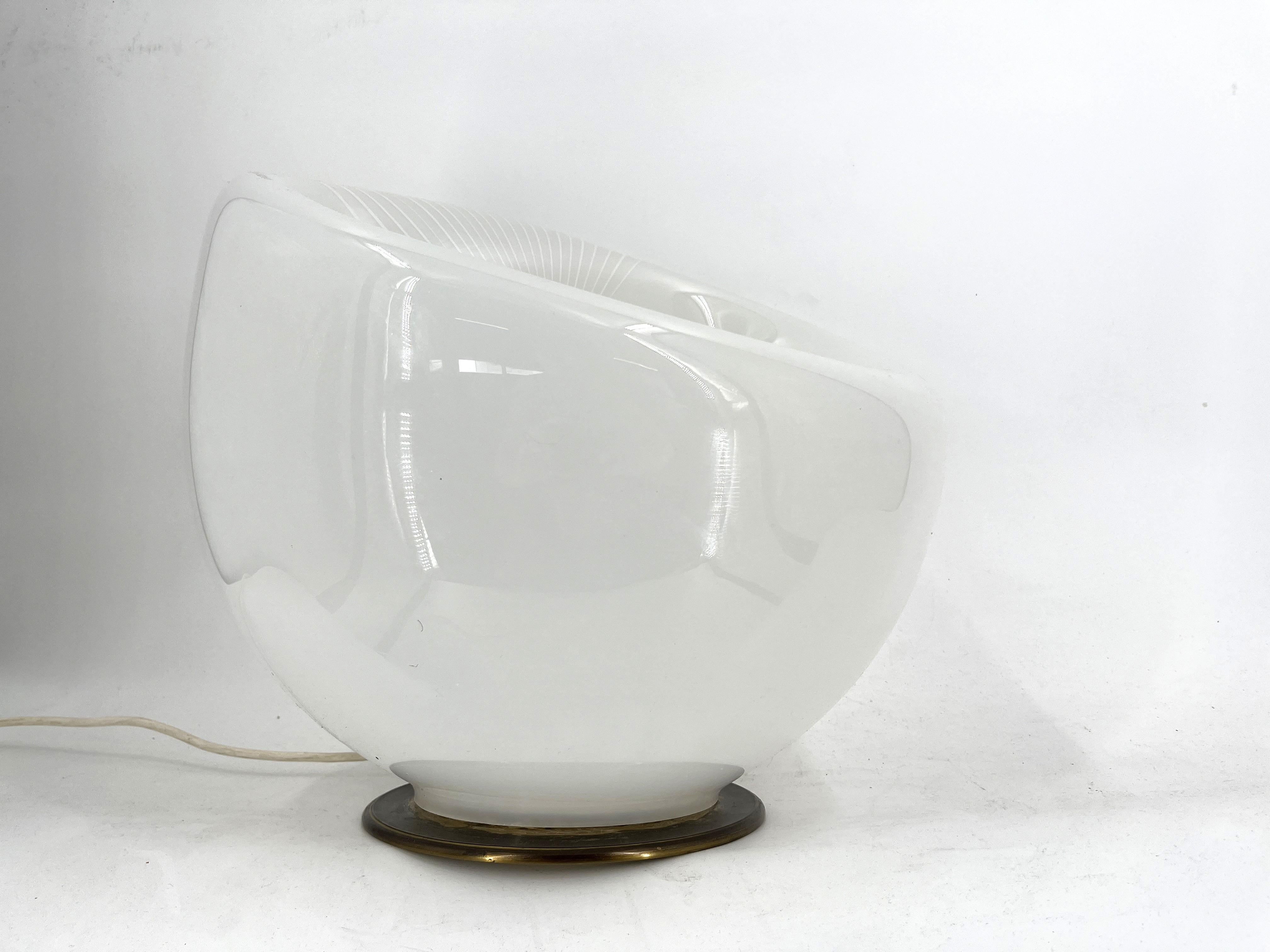 Grande lampe de table en verre Murano.

L'abat-jour en verre fait à la main est monté sur une base en laiton patiné.

L'abat-jour est orné de rayures, ce qui ajoute une touche de fraîcheur au design.

Testé et prêt à l'emploi avec une ampoule