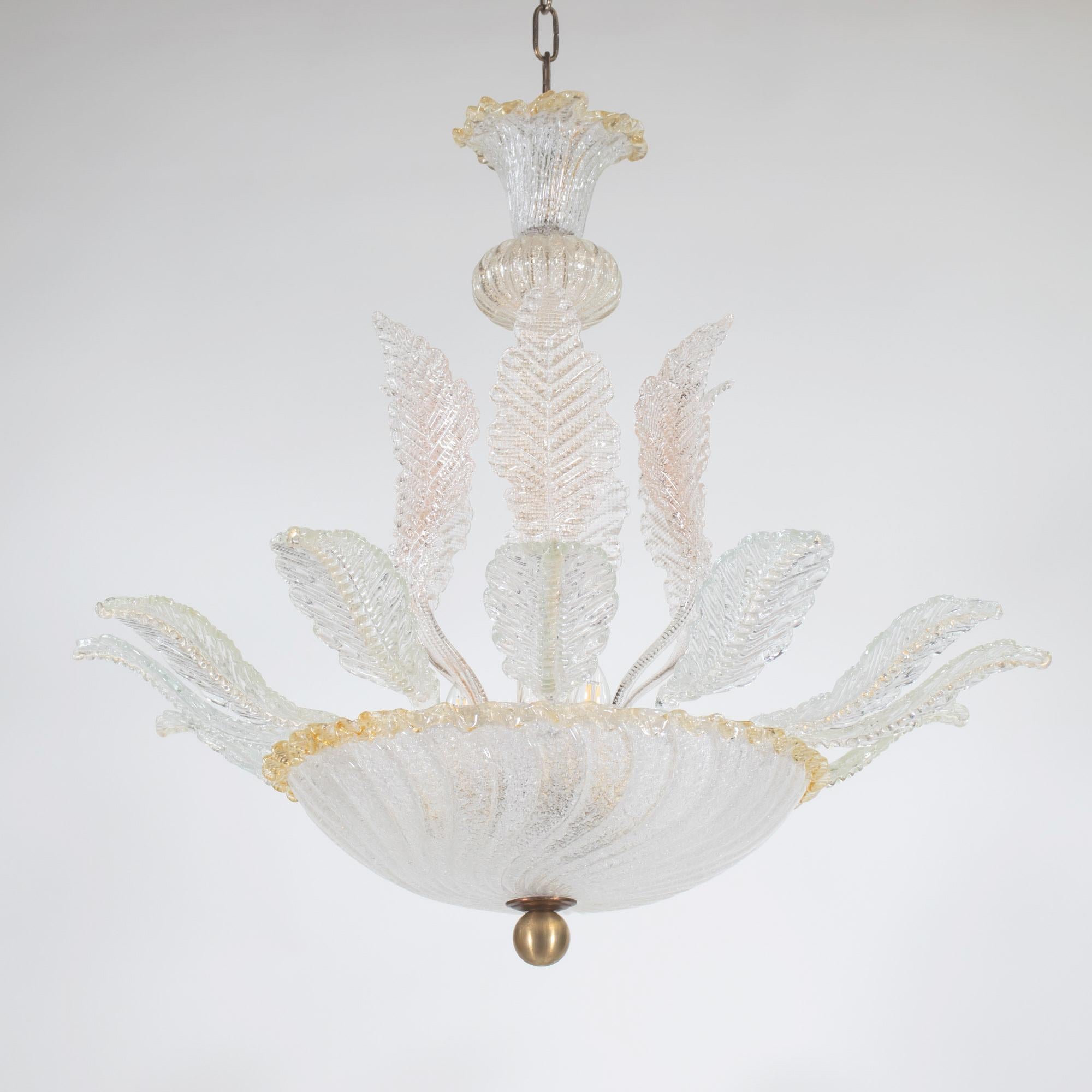 Ce grand et magnifique lustre vintage de Murano est composé d'une combinaison de verre cristallo éblouissant mis en valeur par des moments d'infusions d'or et de roses pâles. Appréciés pour leur élégance, ainsi que pour la complexité des techniques