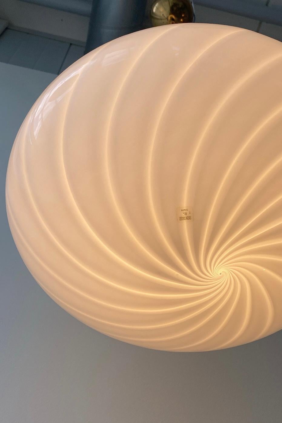 Vintage Murano Vetri pendant ceiling lamp in white glass with a fantastically beautiful swirl. Mouth-blown in an oval shape and has a brass suspension. Handmade in Italy, 1970s, and has original Murano Vetri label. D: 40 cm H: 22 cm.