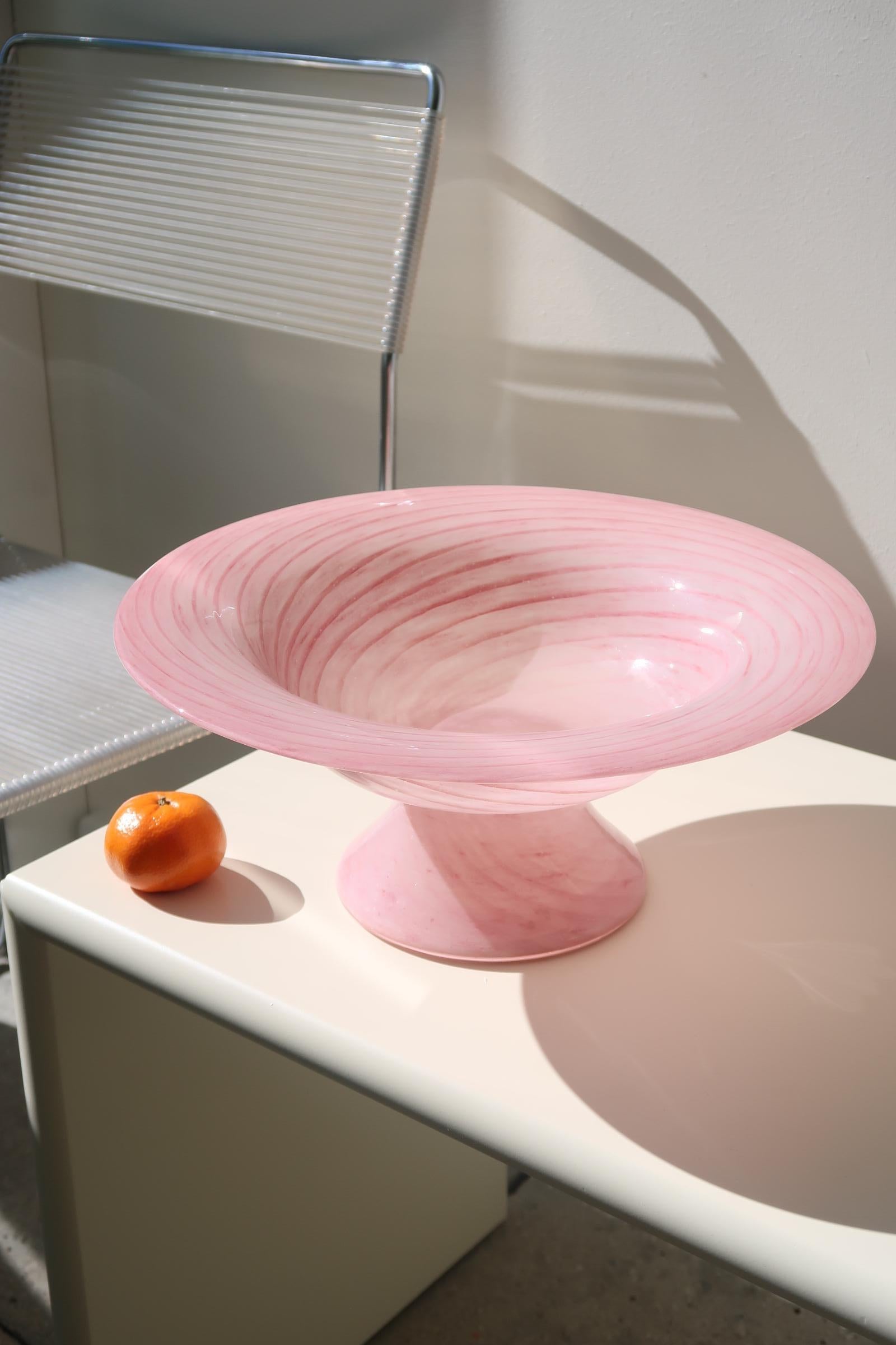 Large Vintage Murano Italian 1970s Mouth Blown Centerpiece Bowl Pink Swirl Glass In Good Condition In Copenhagen, DK